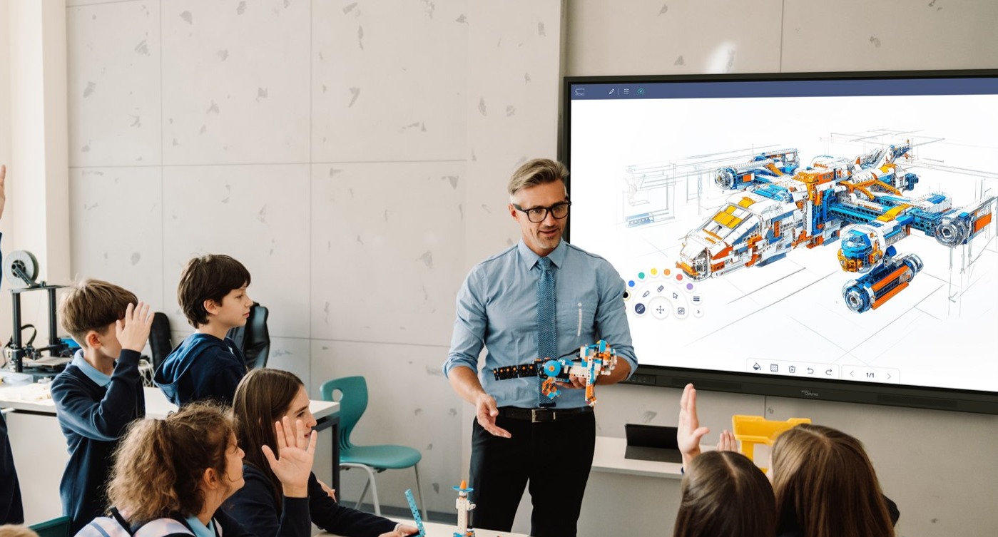 Edukator objanjava djeci gradivo dok se na Optoma Creative Touch 3 interaktivnom 4K zaslonu prikazuju vizualni sadraji u uionici.