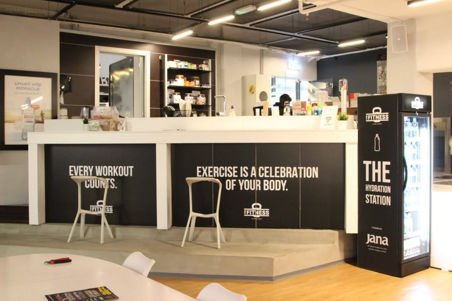 Recepcija The Fitness Croatia centra s integriranim Audac ATEO zvučnikom diskretno ugrađenim u interijer