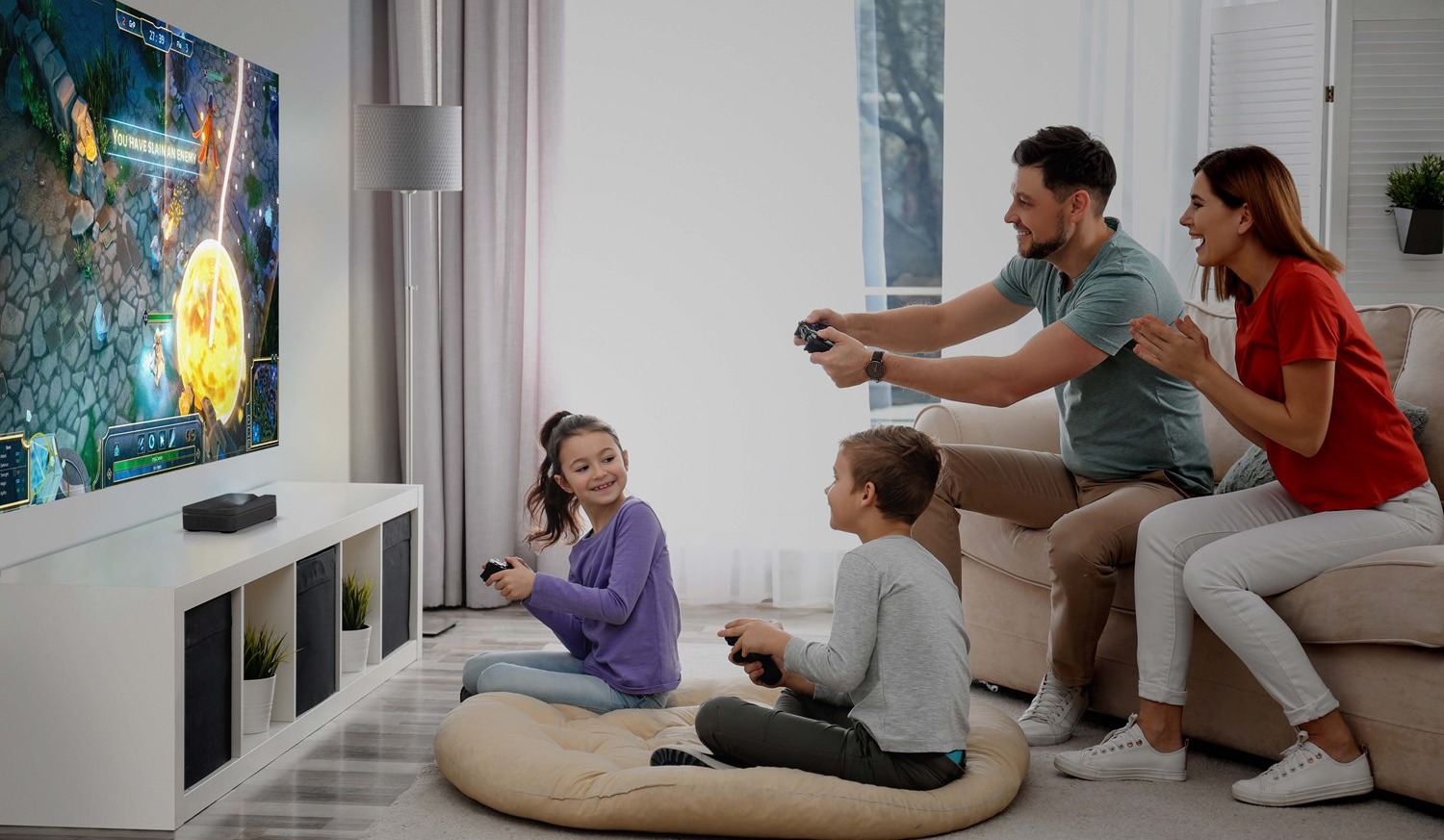 Optoma Photon short throw projektor prikazuje igru na platnu u malom prostoru