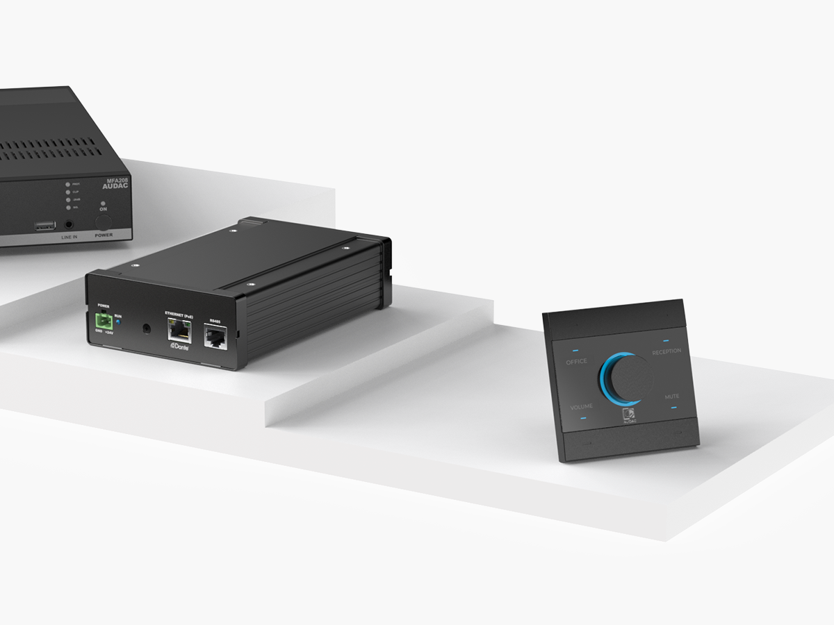 AUDAC NCP105 univerzalni PoE zidni panel controller s elegantnim staklenim prednjim panelom i RGB LED indikatorima, dizajniran za upravljanje AV sustavima