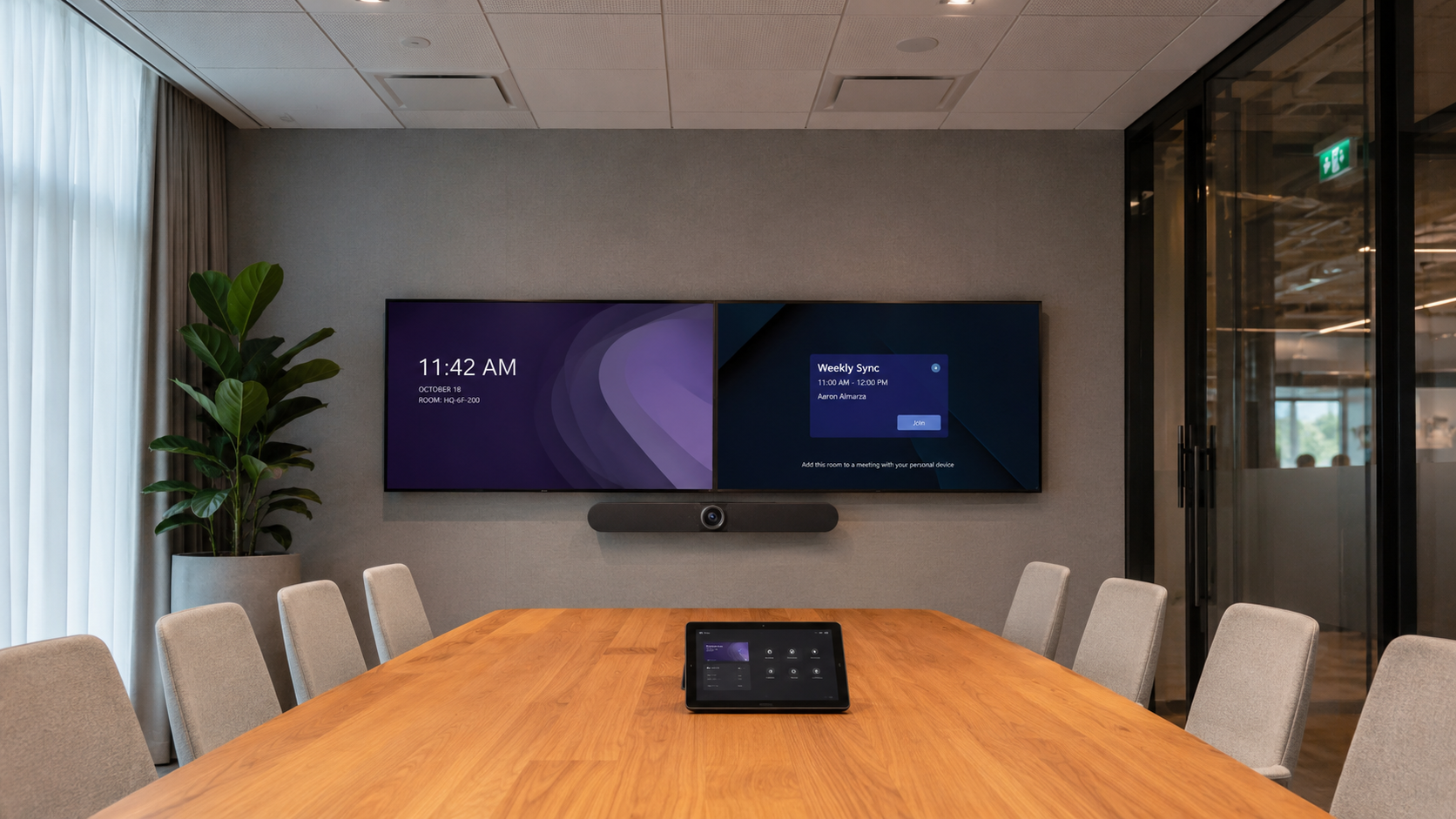 Moderna soba za sastanke s prezentacijskim zaslonima, videokonferencijskim sustavom i AV opremom za Microsoft Teams, Zoom i hibridne sastanke.