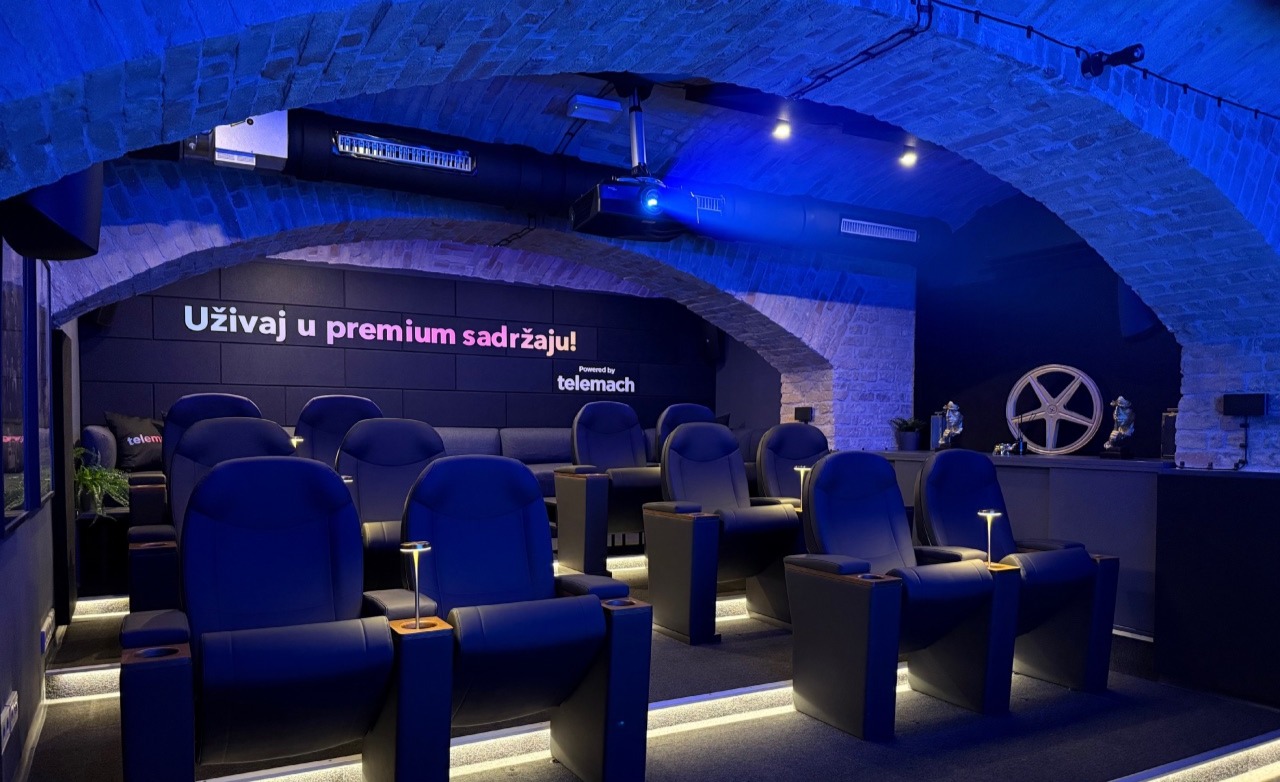 Profesionalni projektor Optoma UHZ68LV u privatnom kinu BrickClub Zagreb za vrhunsko ku�no kino iskustvo