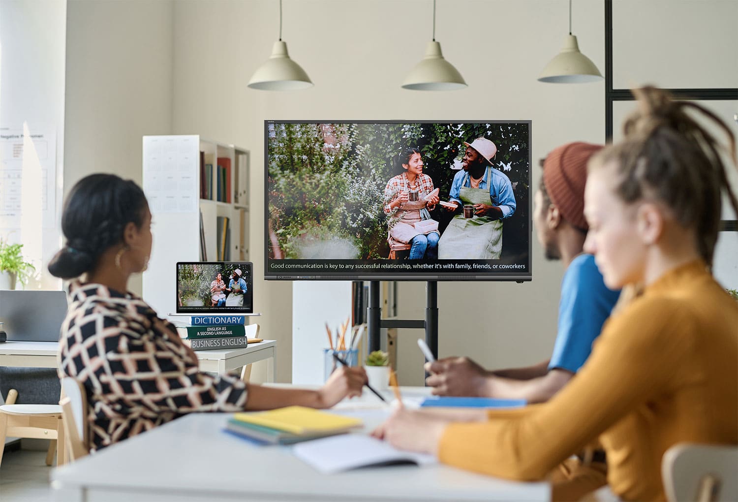 interaktivni zaslon u poslovnom okru�enju – 4K touch display za suradnju