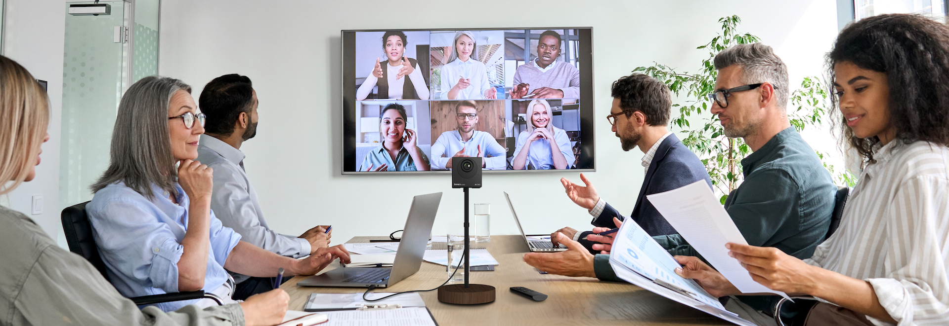 Video konferencijski poziv tijekom hibridnog sastanka u modernom uredu
