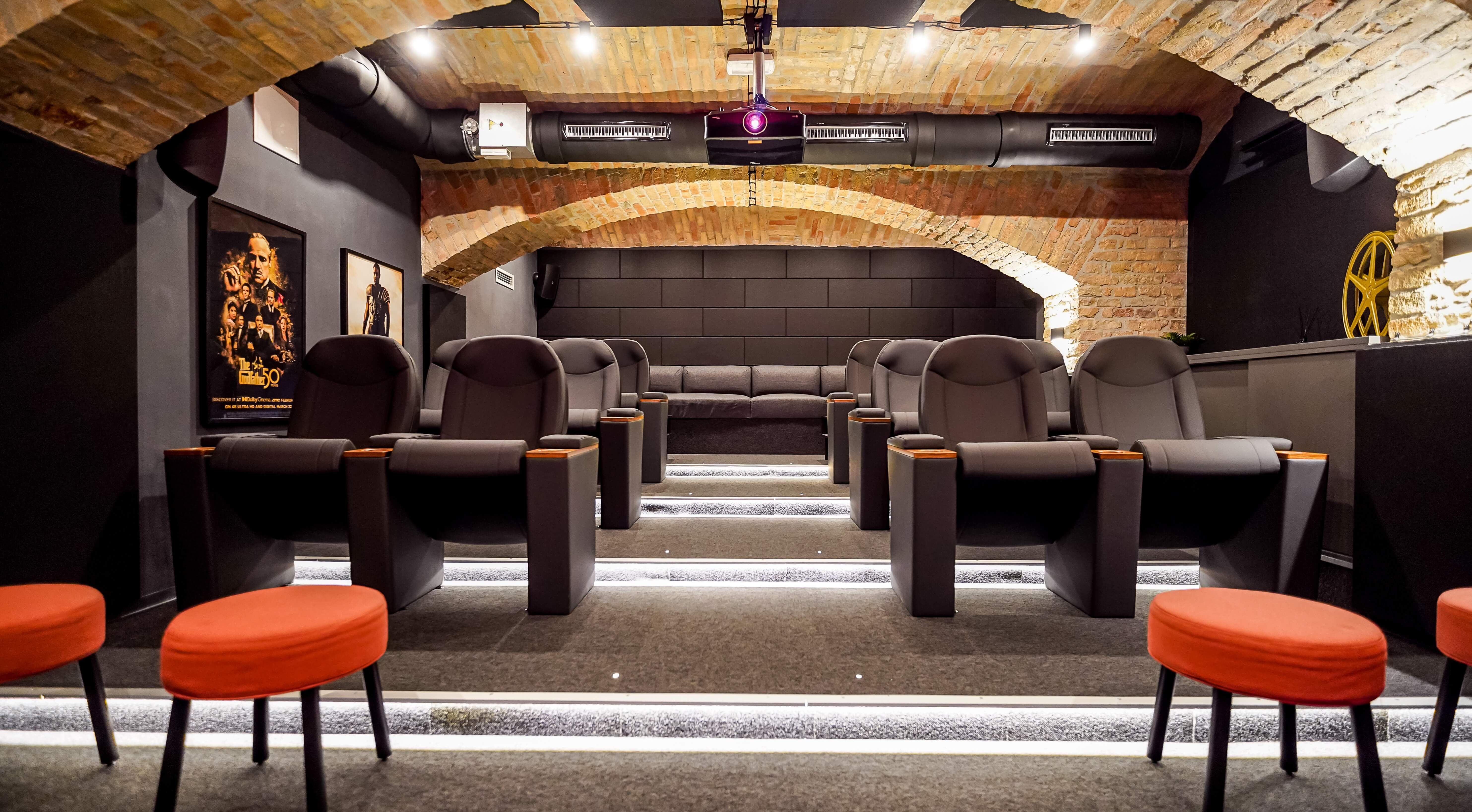 Profesionalni projektor Optoma UHZ68LV u privatnom kinu BrickClub Zagreb za vrhunsko ku�no kino iskustvo