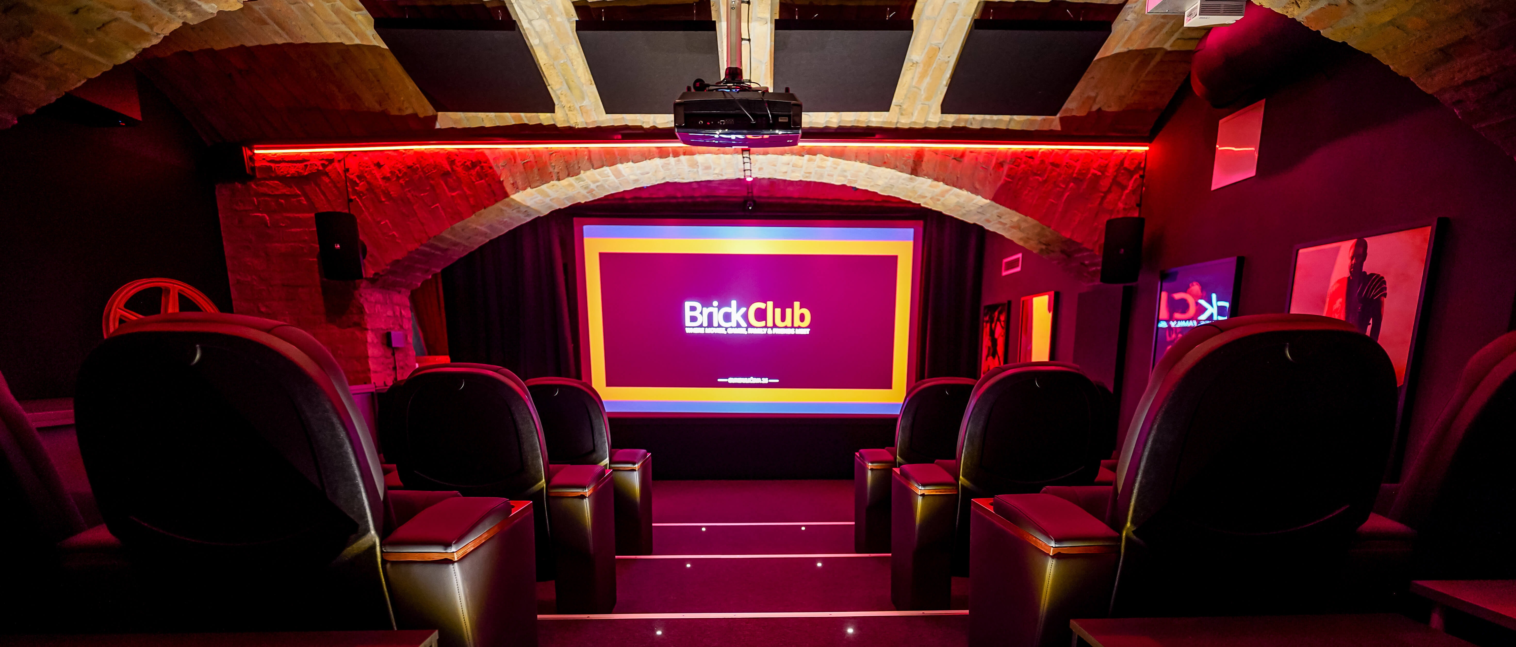 Laserski projektor Optoma UHZ68LV u privatnom kinou BrickClub Zagreb za vrhunski kino do�ivljaj