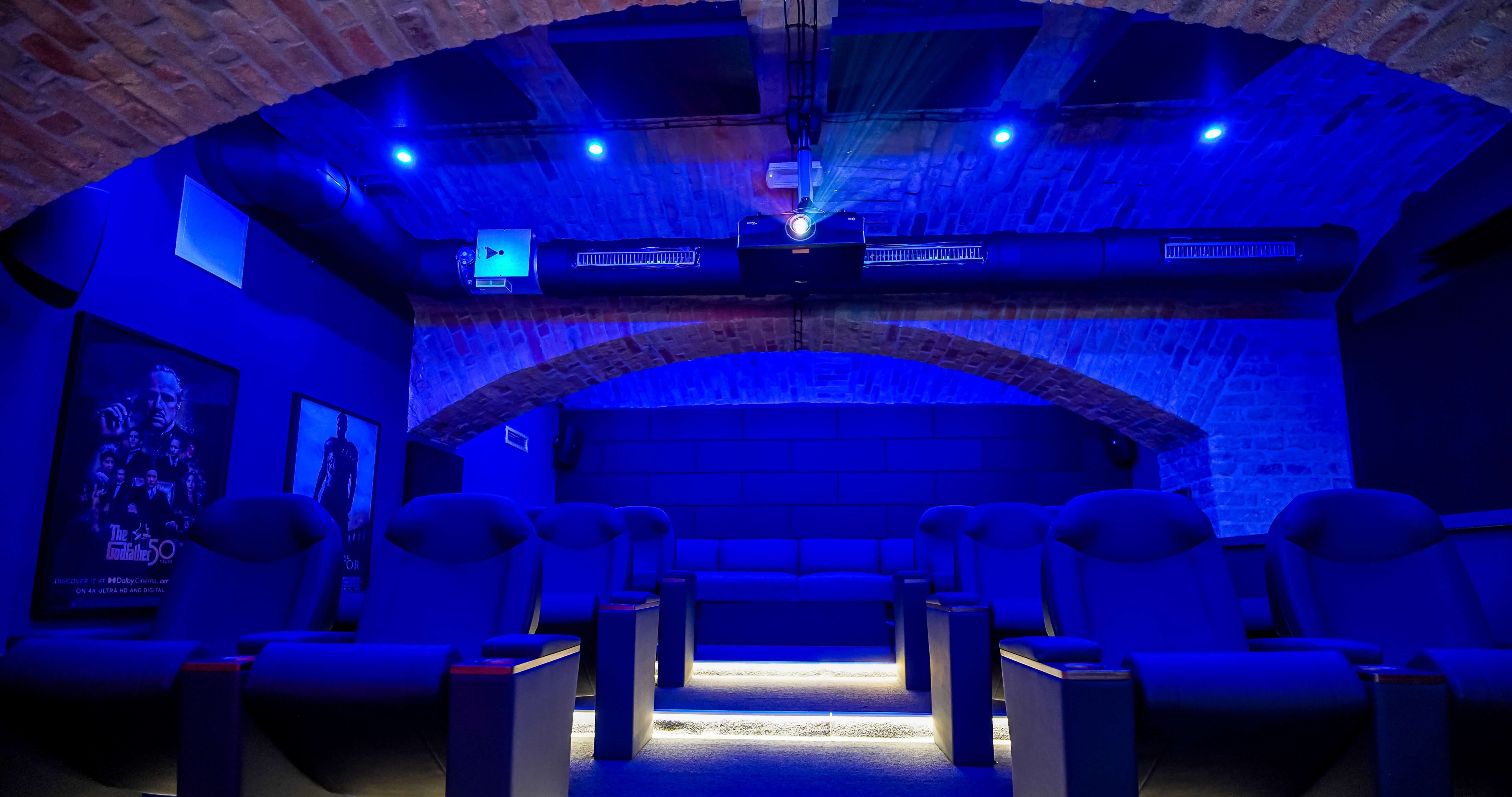 Interijer privatnog kina BrickClub Zagreb s udobnim kino sjedalima i profesionalnim AV sustavom