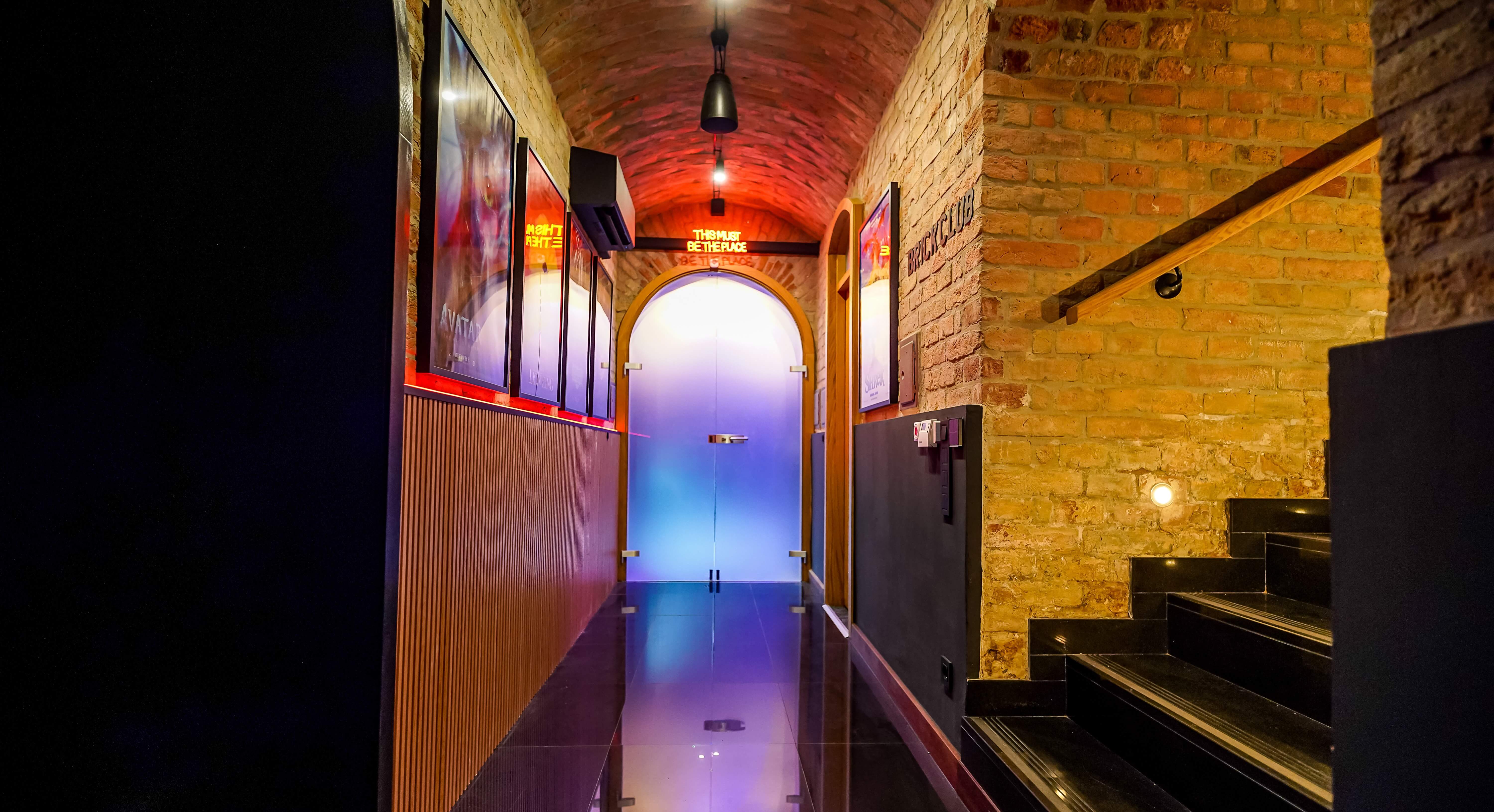 pogled na privatno kino BrickClub Zagreb s kino platnom, projektorom i zvu�nicima