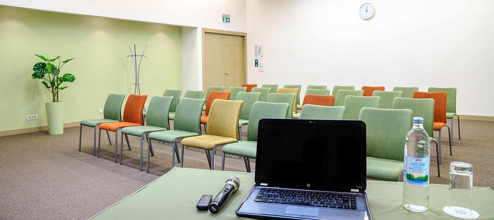 profesionalno opremljena konferencijska sala s ozvu�enjem i projekcijskim sustavom