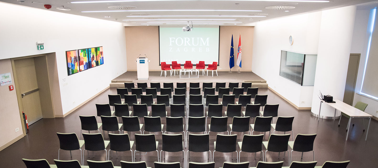 konferencijska dvorana s projektorom i velikim projekcijskim platnom za prezentacije