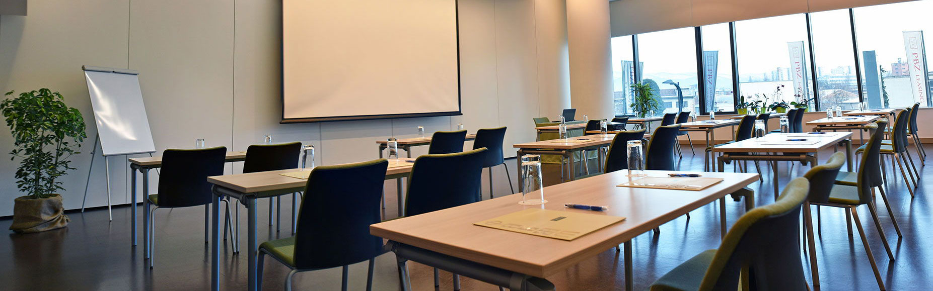 velika kongresna dvorana s rasporedom sjedenja i AV opremom za konferencije