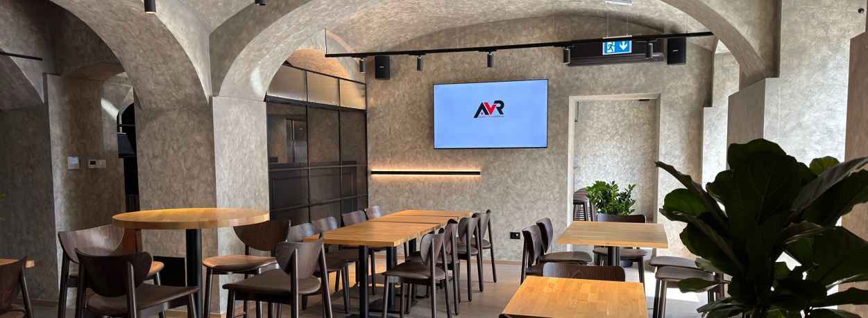 Led ekran montiran u interijeru restorana