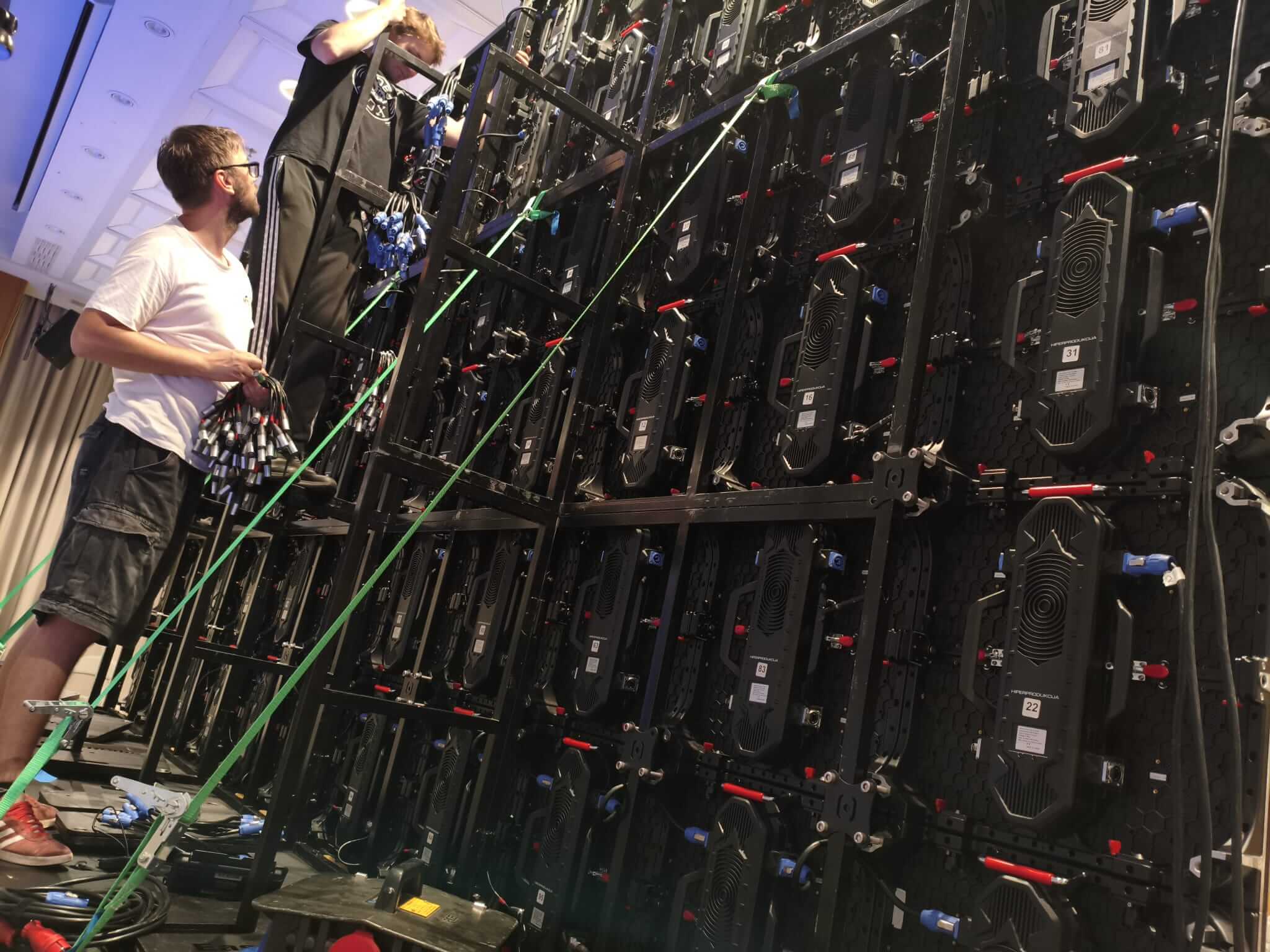 Postavljanje konferencijske opreme: LED ekran, mikrofoni i ambijentalna rasvjeta