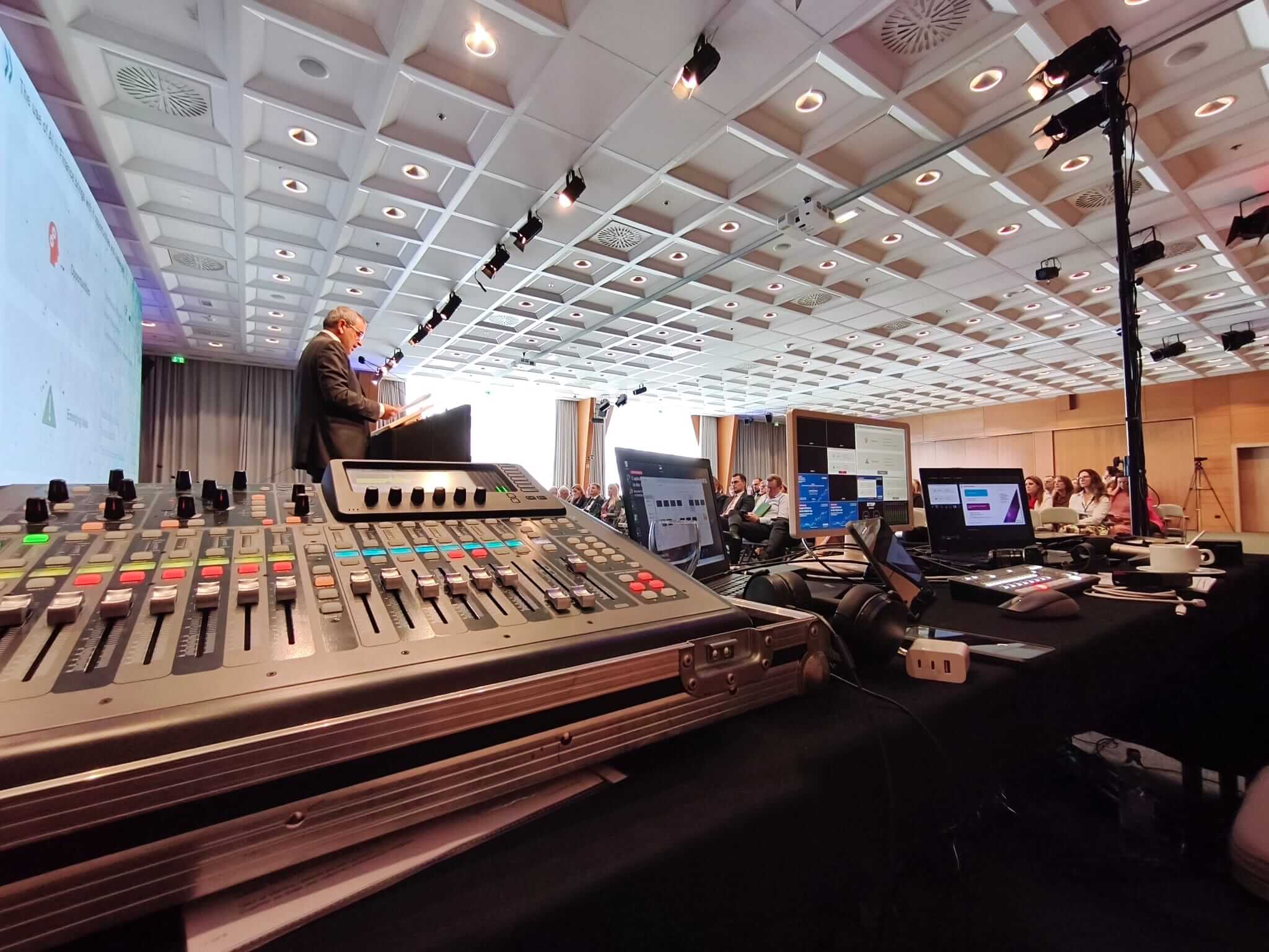 Backstage kontrola: miks pult i LED ekran tijekom meunarodne konferencije