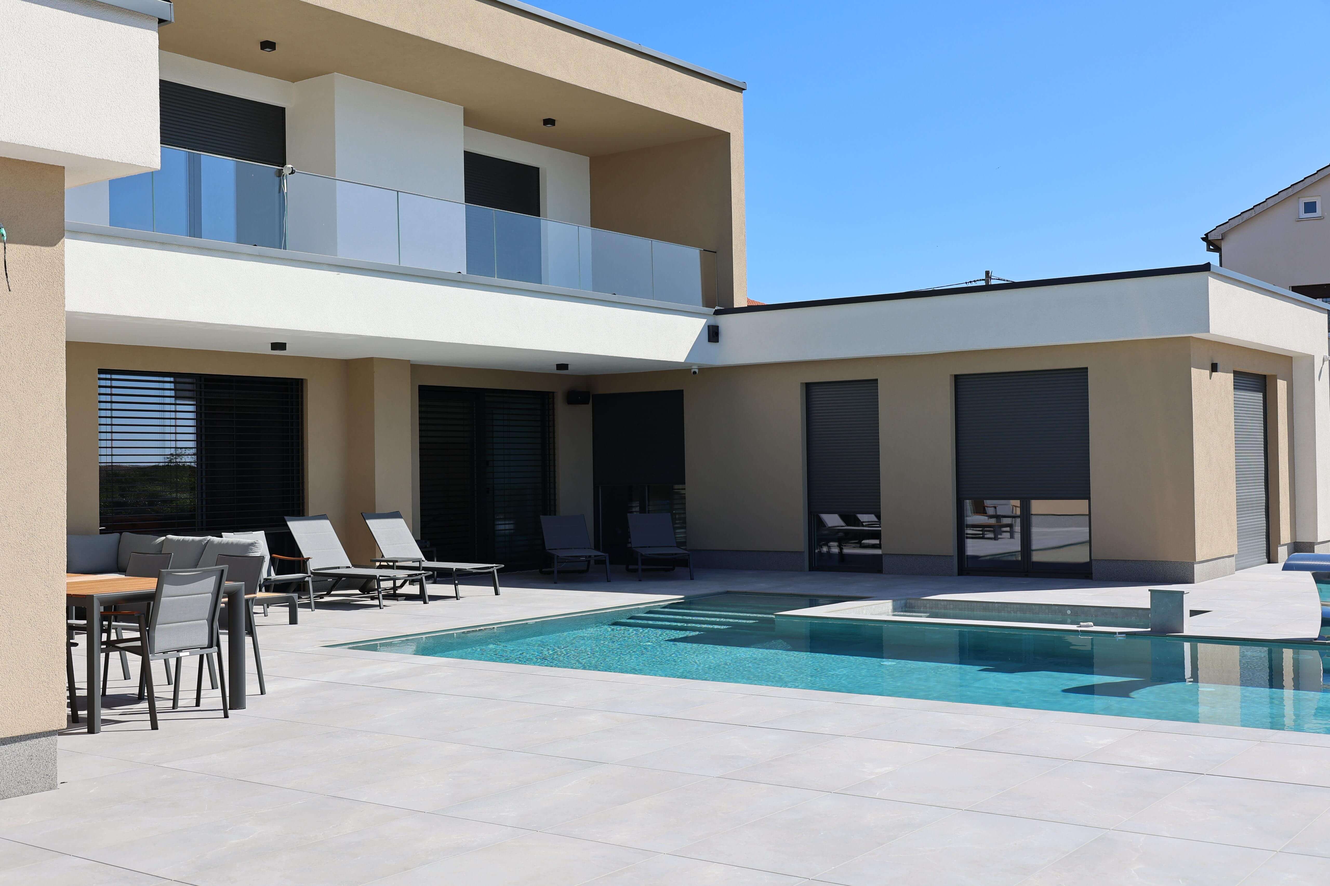 Luksuzna obiteljska kua s bazenom i diskretnim hi-end ozvuenjem za dom