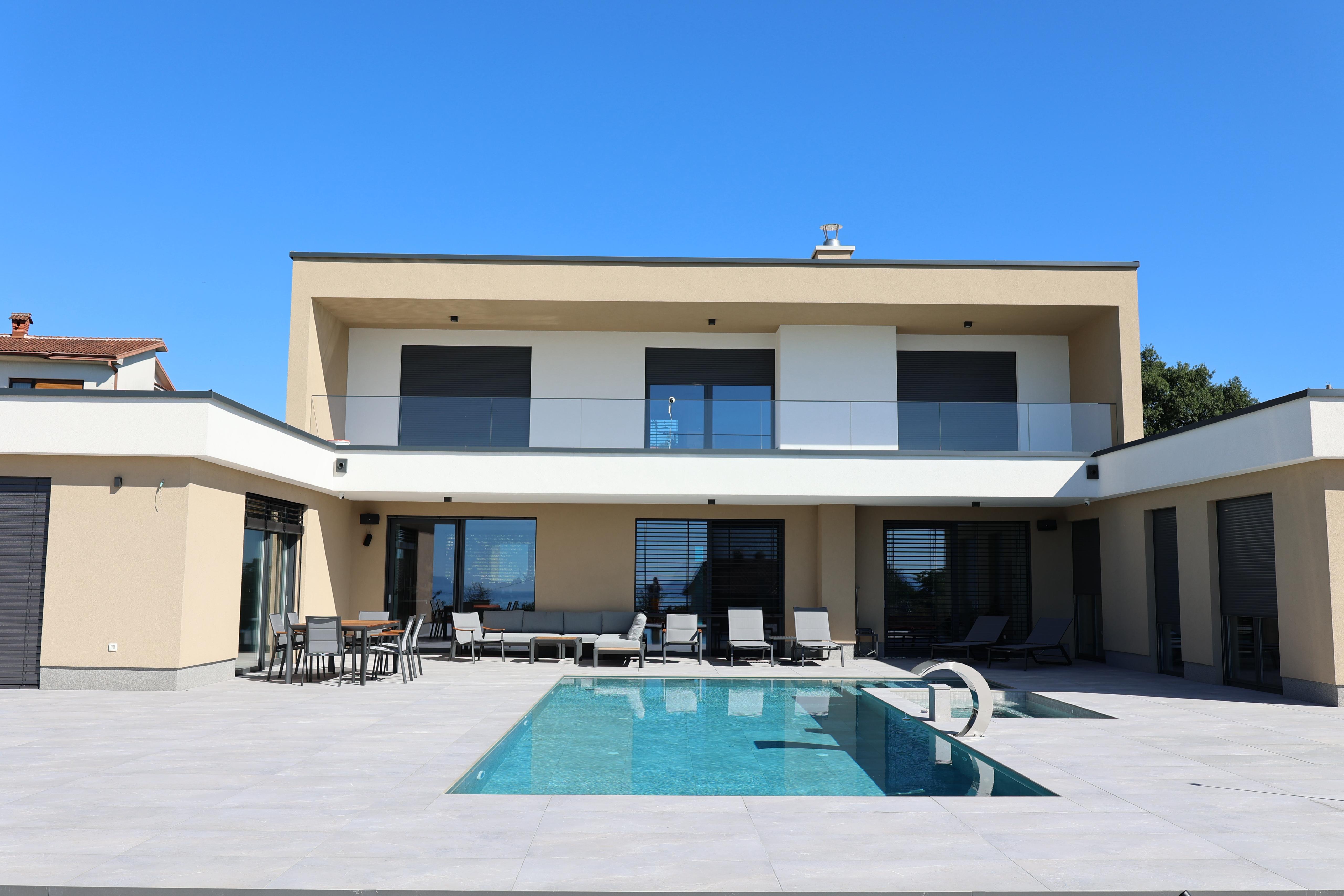 Viezonsko ozvuenje kue s bazenom – Audac vanjski i unutarnji zvunici