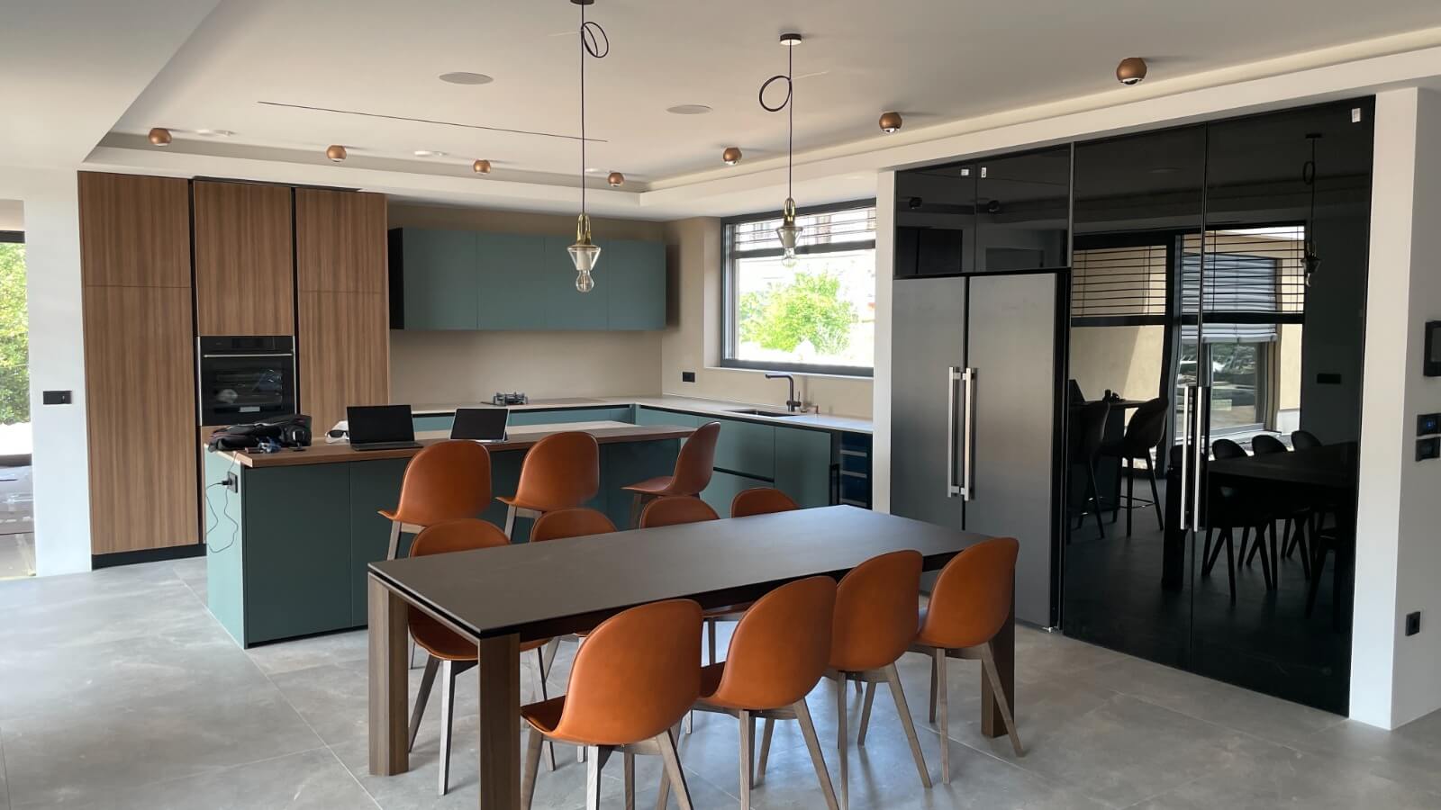 Audac stropni ugradbeni zvunici u modernoj kuhinji i dnevnom boravku – viezonsko ozvuenje doma