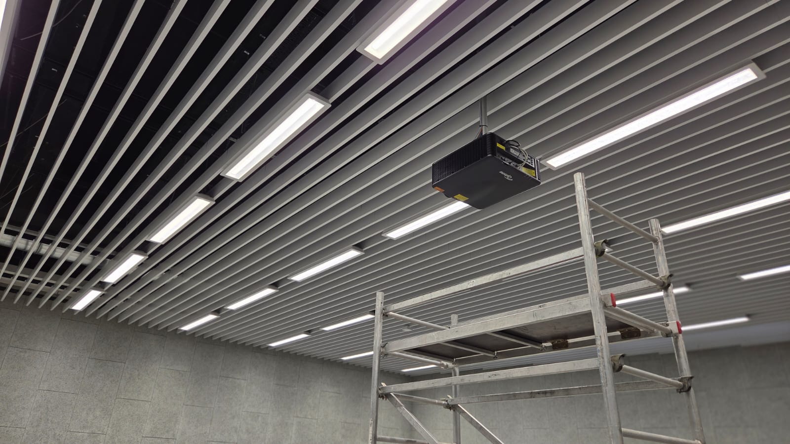 Projektor instaliran na stropu predavaonice s preciznom kalibracijom slike