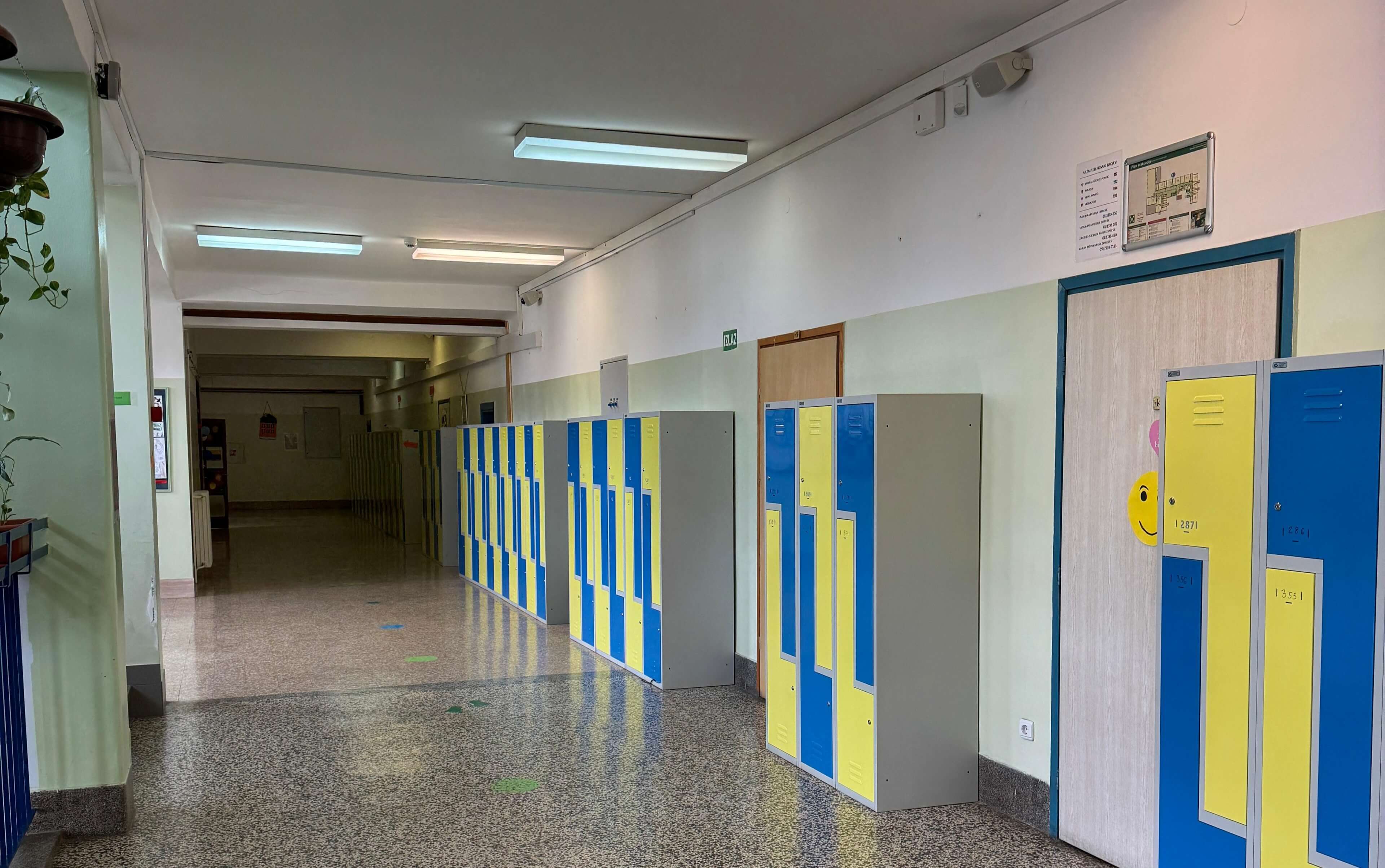 zidni zvu�nici u �kolskom hodniku za razglas i obavijesti