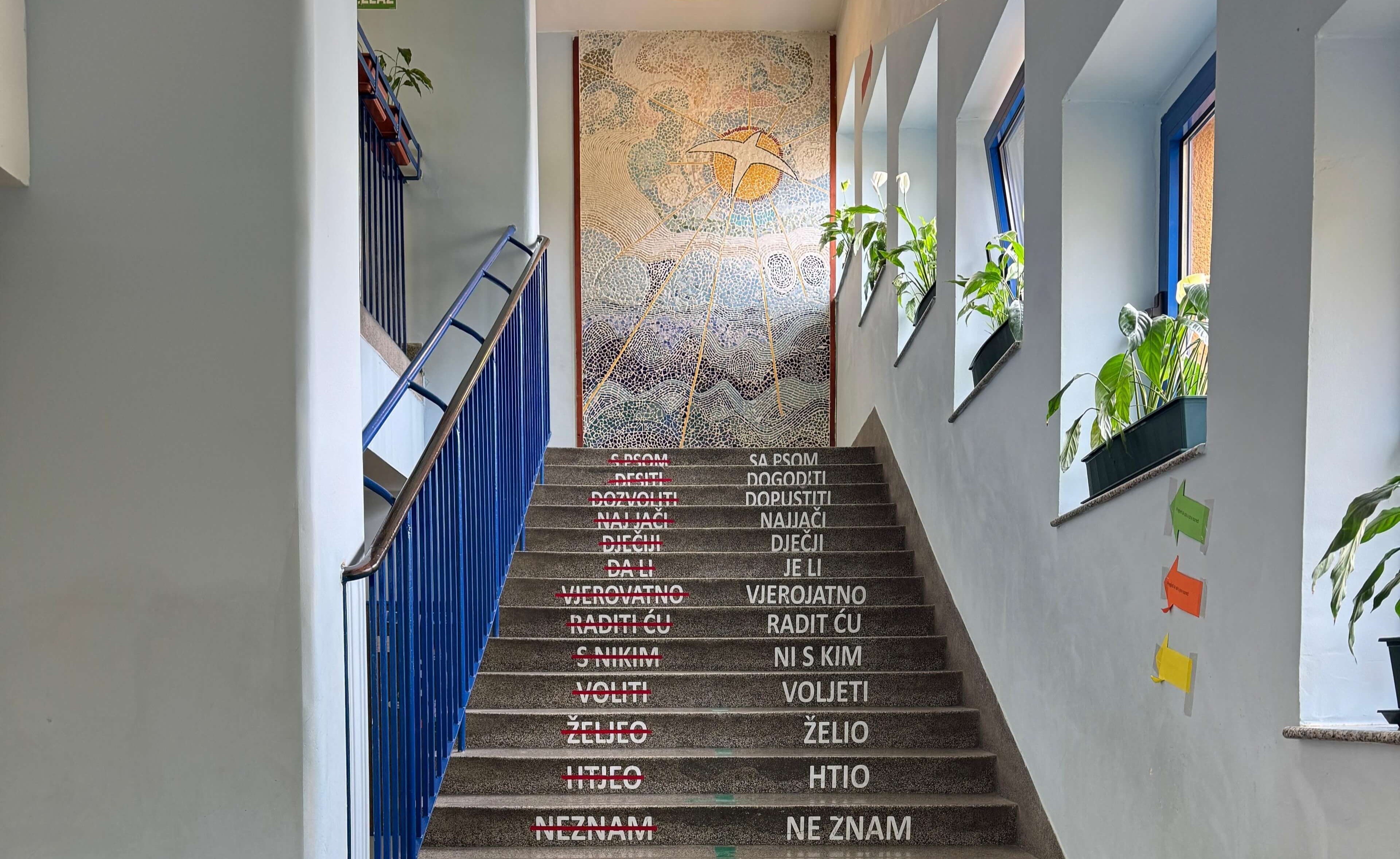 razglasni sustav u hodniku �kole za najave i �kolsko zvono