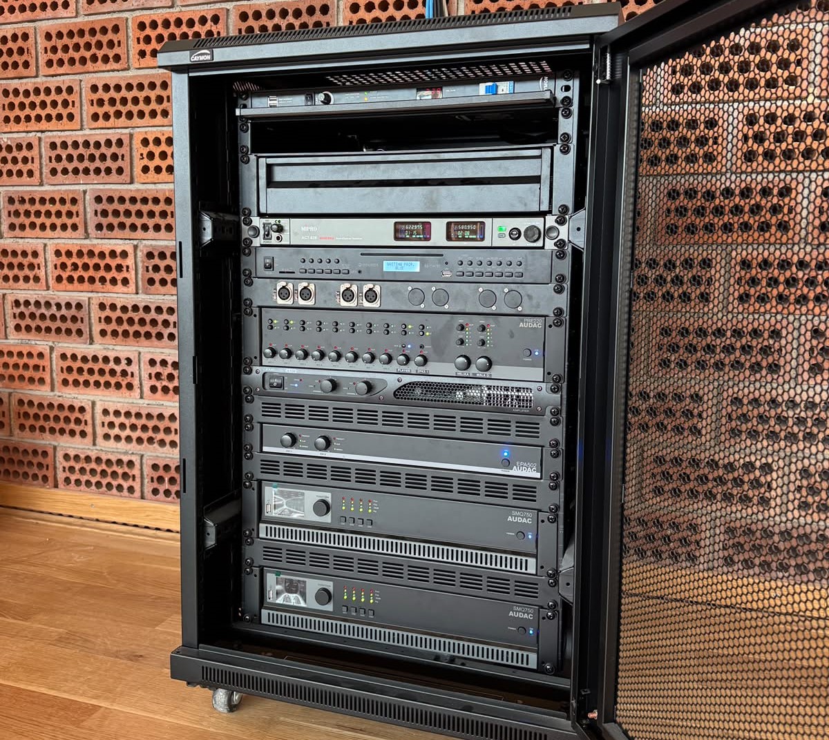 Rack ormar s audio opremom za upravljanje razglasnim sustavom sportske dvorane OŠ Sjever