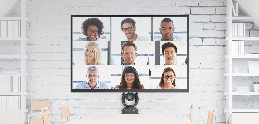 Moderni ured opremljen sustavom za videokonferencije, prikaz sudionika na zaslonu i kamere