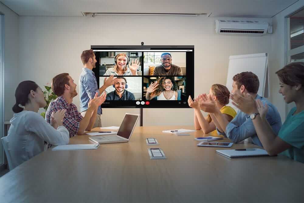 Dinamian videokonferencijski sastanak u suvremenom uredu