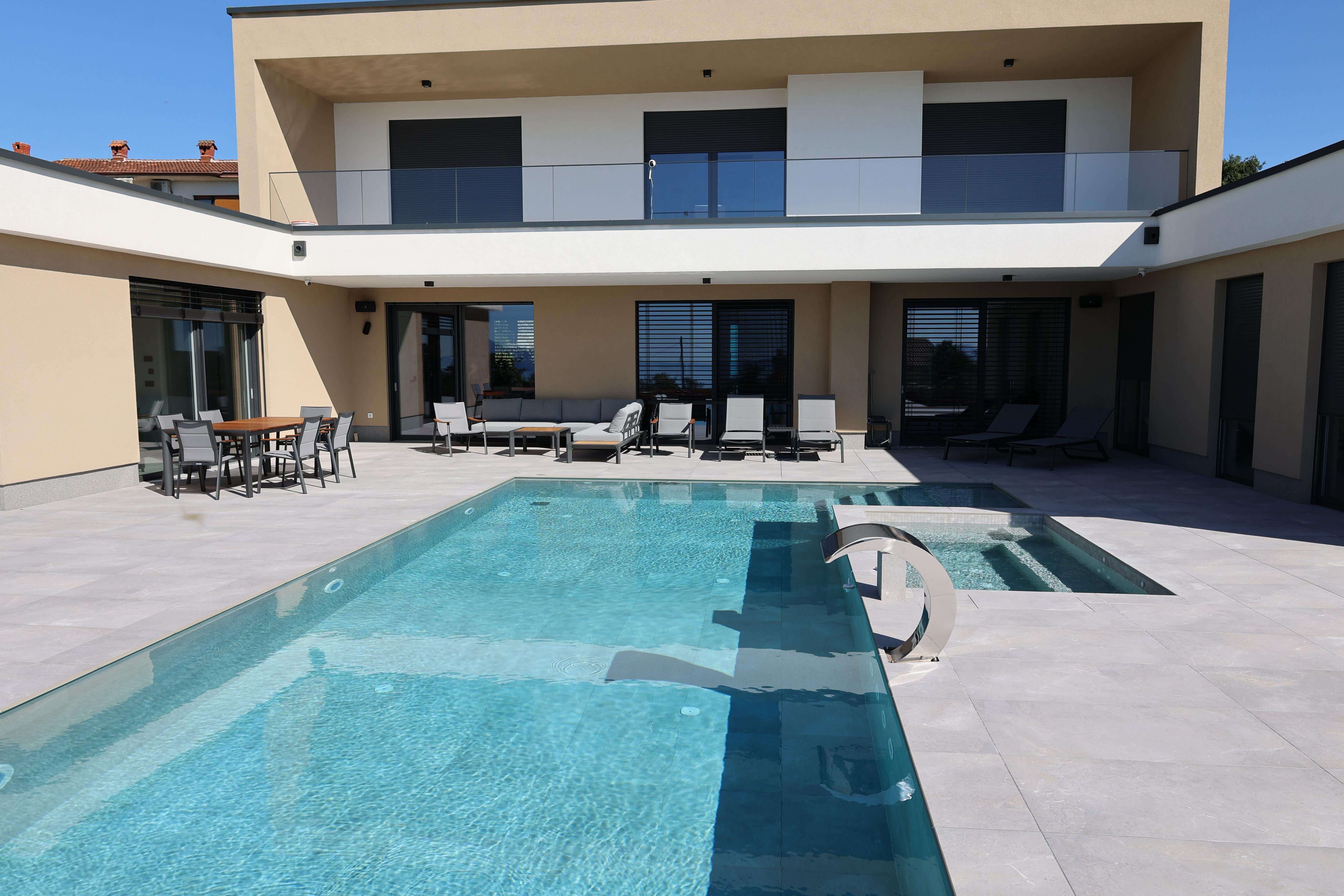 Viezonsko ozvuenje kue s bazenom i beino upravljanje zvukom