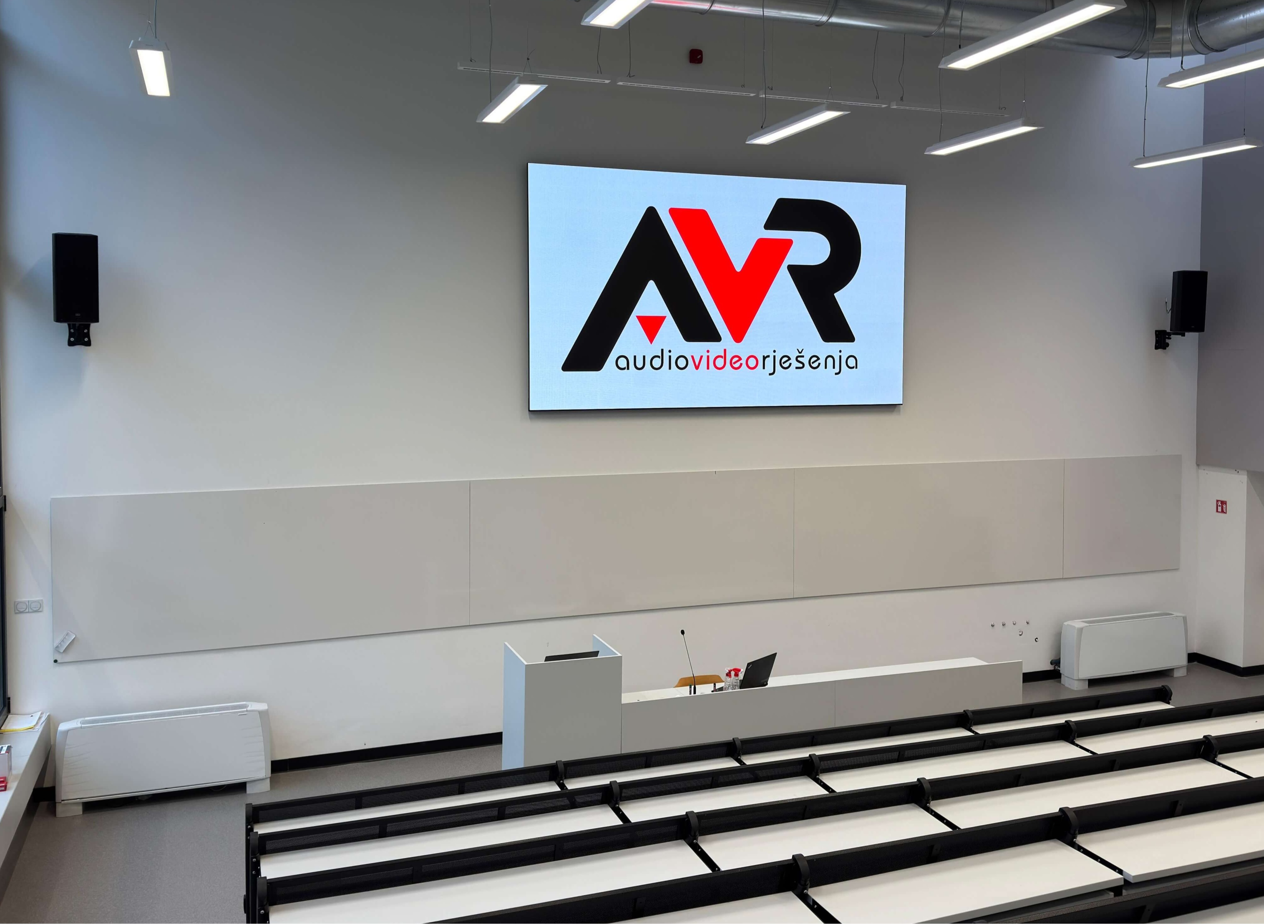 Koliko ko�ta ozvu�enje predavaonice