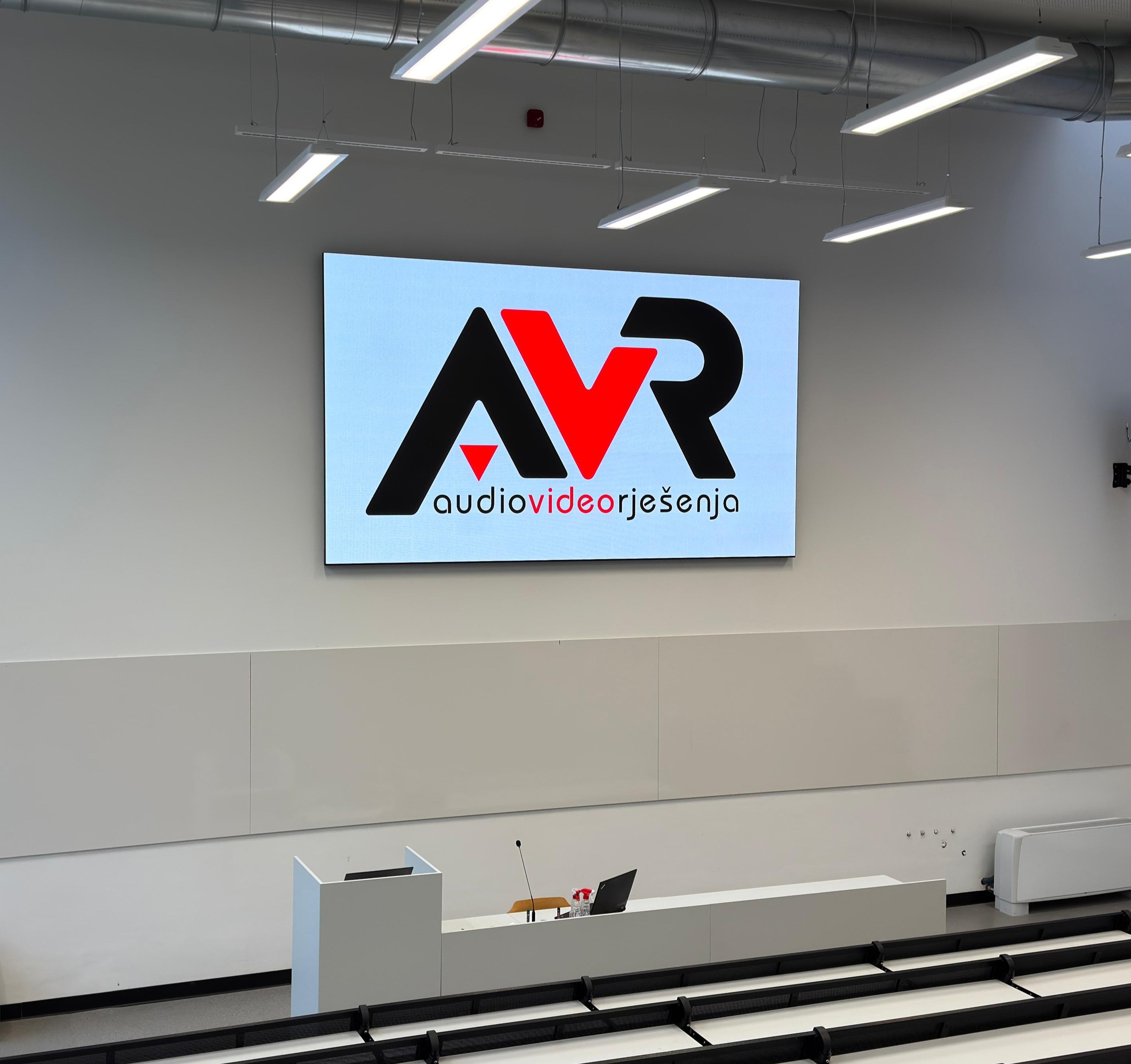 Projektor ili LED ekran za konferencijsku dvoranu?