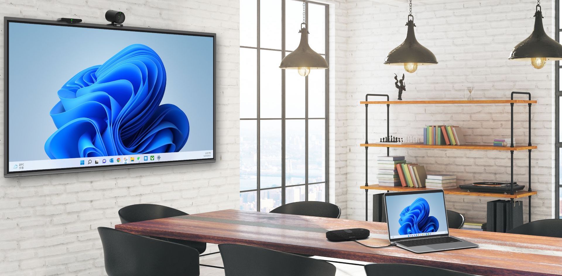 Bežični prijenos slike s prijenosnog računala na projektor u modernoj sobi za sastanke bez HDMI kabela