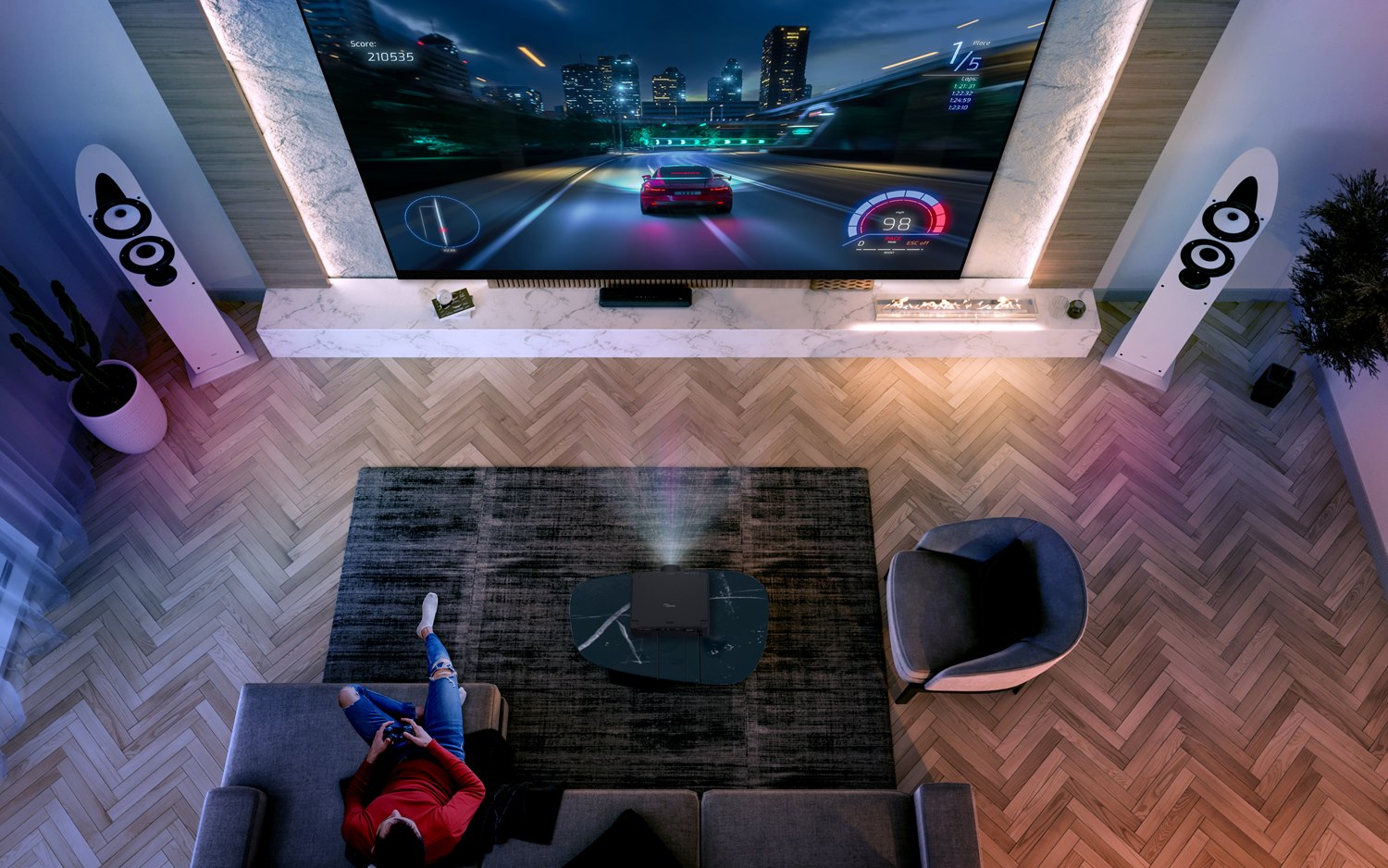 Gaming projektor povezan s igra�om konzolom za igranje na velikoj projekcijskoj slici