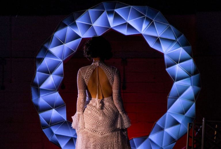 Projector mapping projekcija na zid s animiranim vizualnim efektima