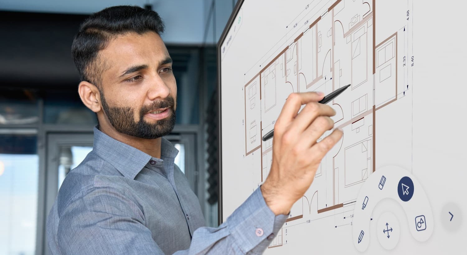 Korisnik koristi Optoma Creative Touch 3 interaktivni 4K zaslon za viedodirnu suradnju i prezentacije u poslovnom ili edukacijskom prostoru.