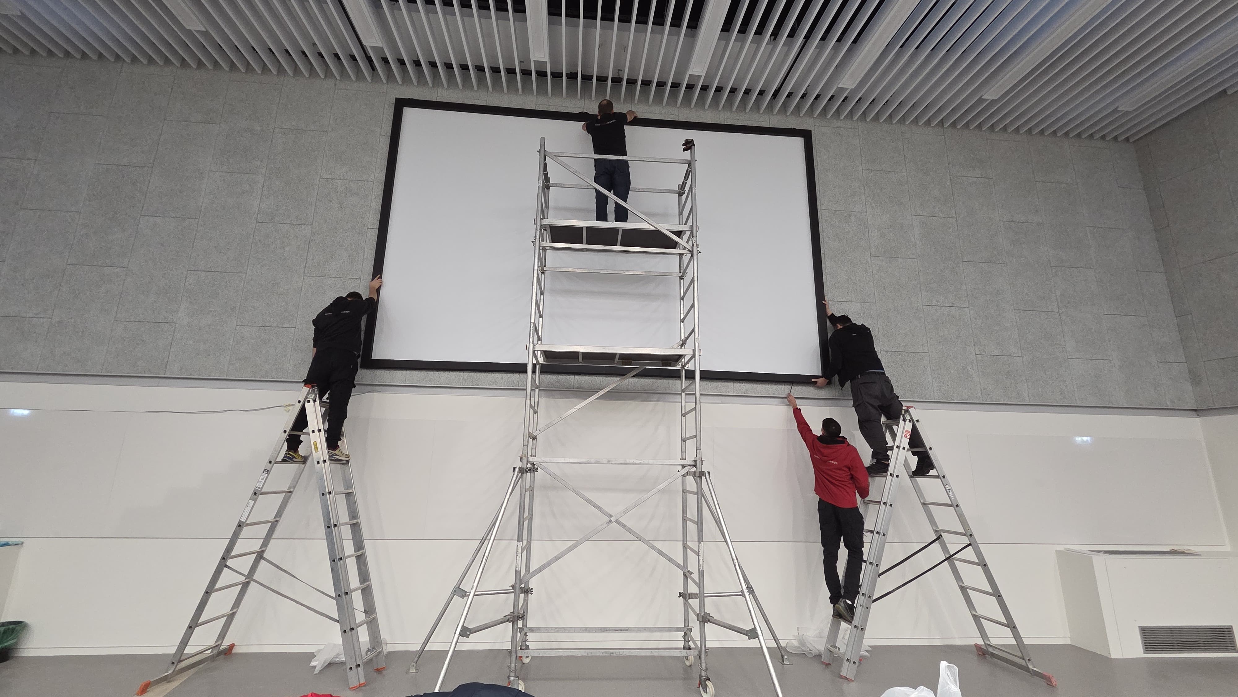 Montaa velikog fiksnog projekcijskog platna na Fakultetu strojarstva i brodogradnje – profesionalna instalacija projekcijske opreme u velikoj dvorani.