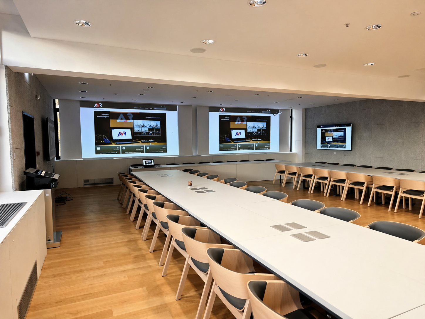 konferencijska dvorana s projektorima i projekcijskim platnima FSB Zagreb – instalacija AV sustava za predavanja i sastanke