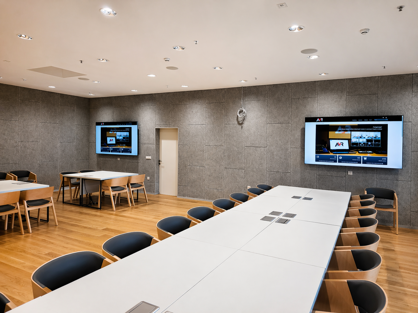 profesionalni AV sustav u konferencijskoj dvorani s projektorima, platnima i velikim zaslonima 85 in�a