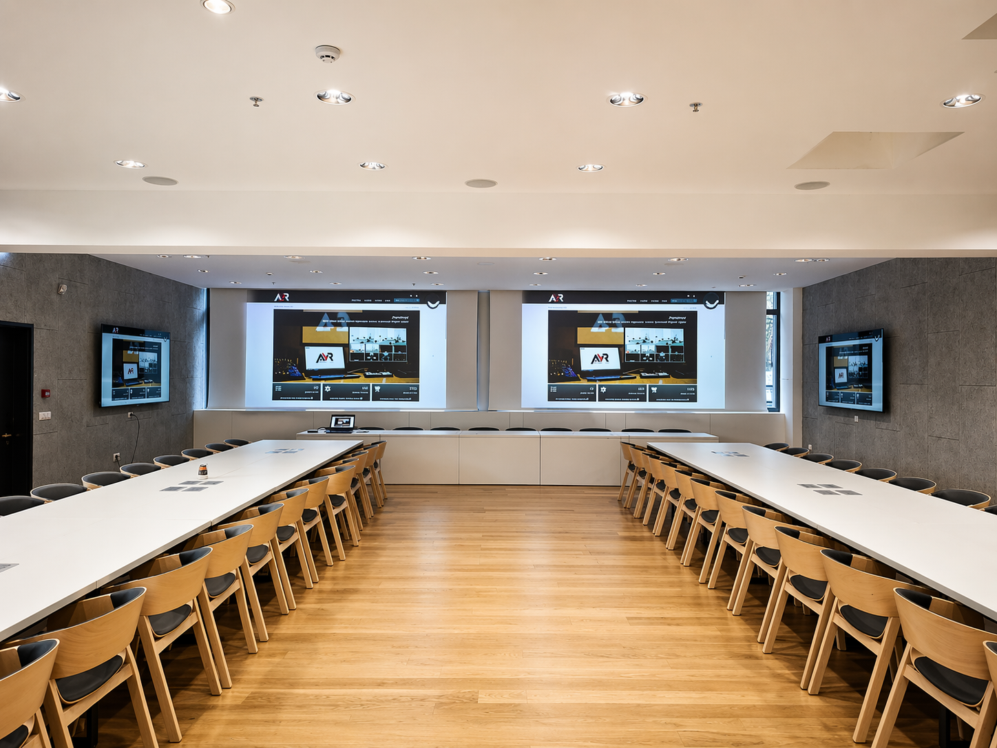 projektor i AV sustav za konferencijsku dvoranu FSB Zagreb s dva velika projekcijska platna i profesionalnim zaslonima