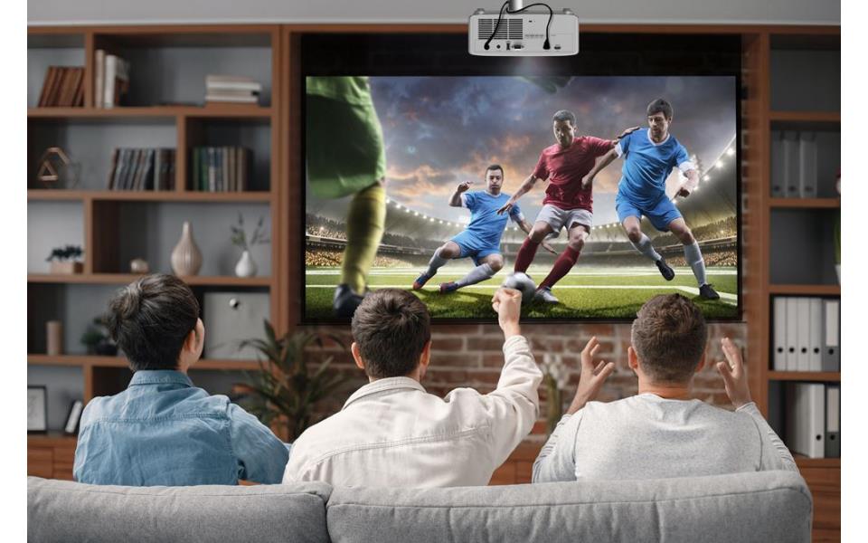 Projektor za ku�no kino Optoma HZ151X prikazuje nogometnu utakmicu dok ekipa navija ispred velikog platna