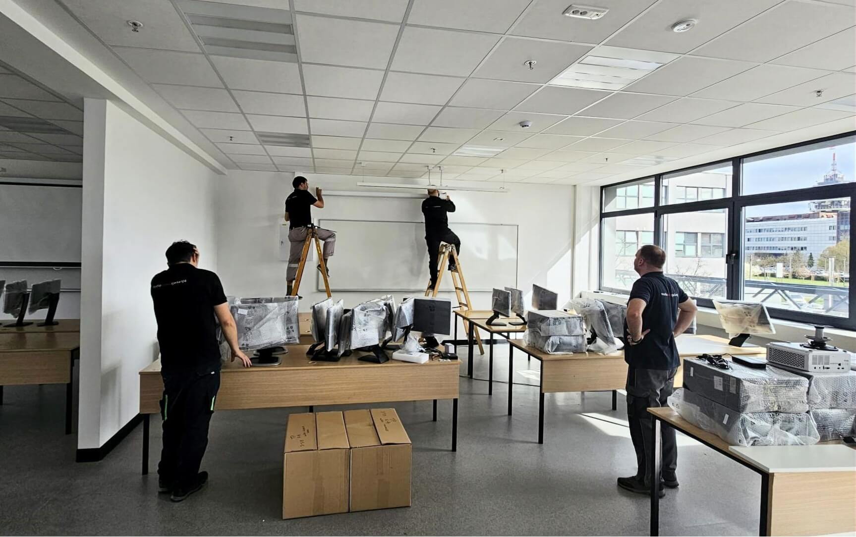 instalacija projektora i projekcijskog platna u u�ionici od strane na�ih AV tehni�ara