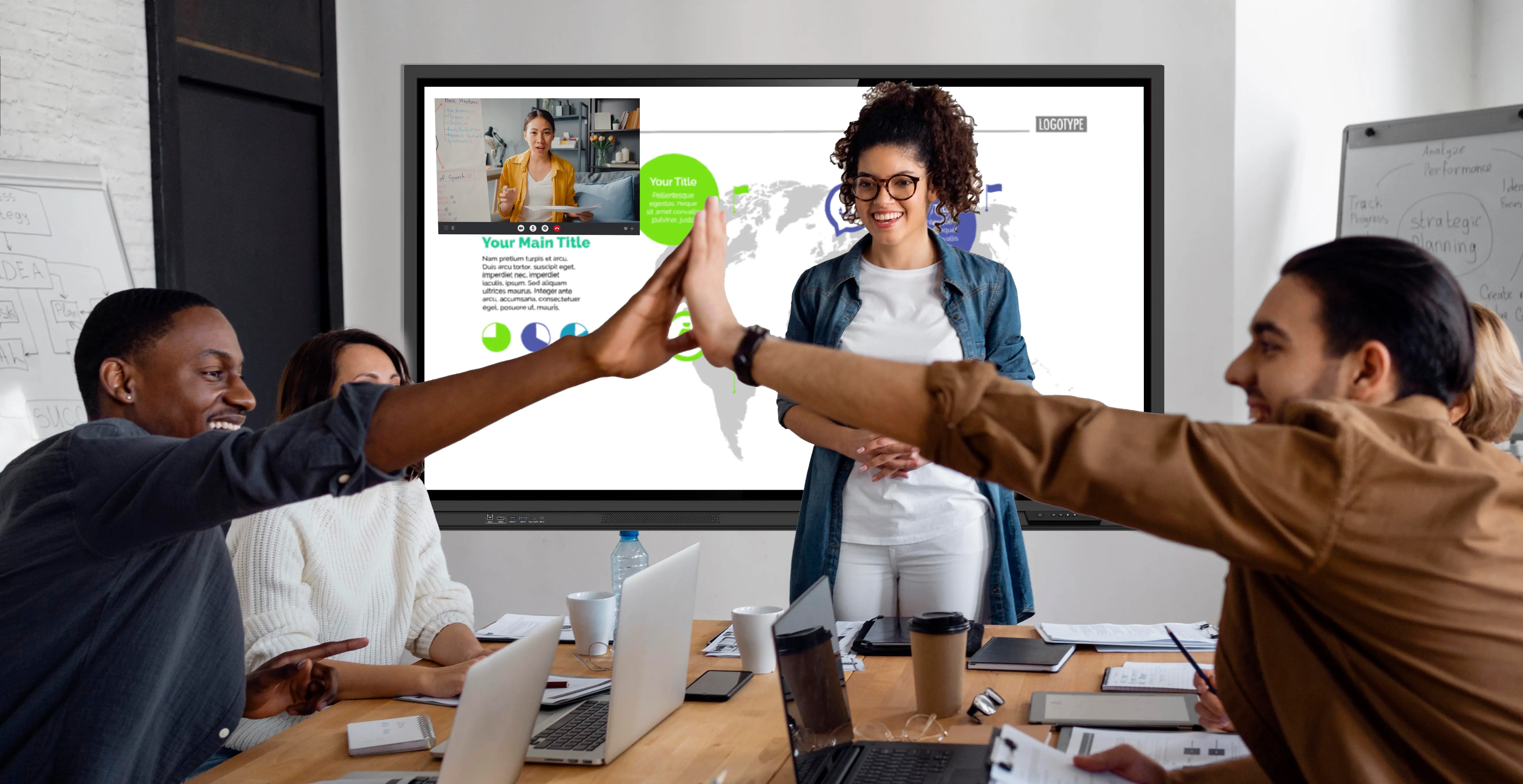 Timski sastanak uivo i putem videokonferencije u modernoj konferencijskoj sobi