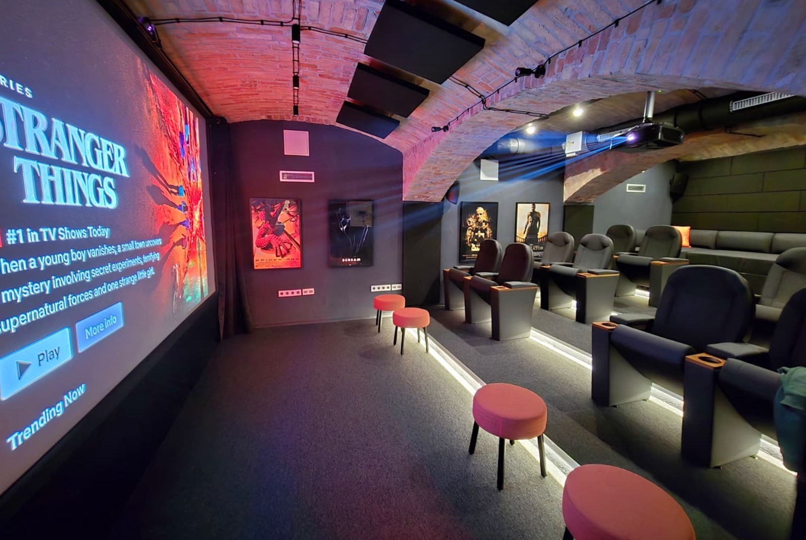 Laserski projektor Optoma UHZ68LV u privatnom kinou BrickClub Zagreb za vrhunski kino do�ivljaj