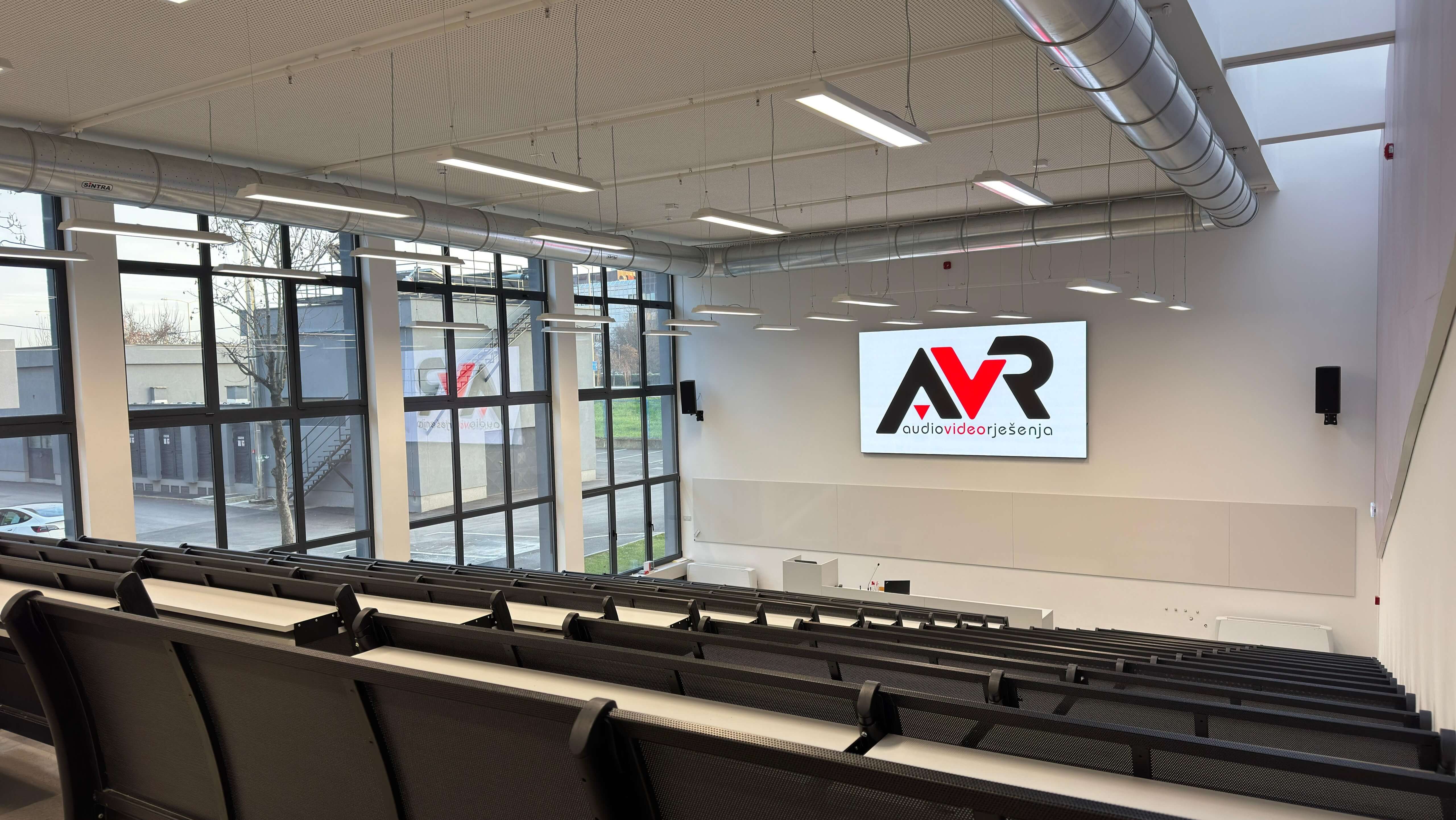 LED ekran za predavaonicu Fakulteta strojarstva i brodogradnje u Zagrebu – AV opremanje dvorane s velikim LED zaslonom