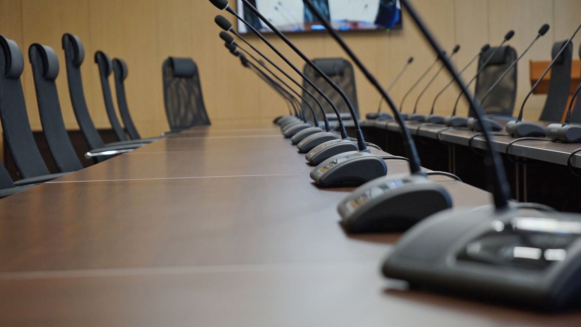 diskusijski mikrofoni u konferencijskoj dvorani