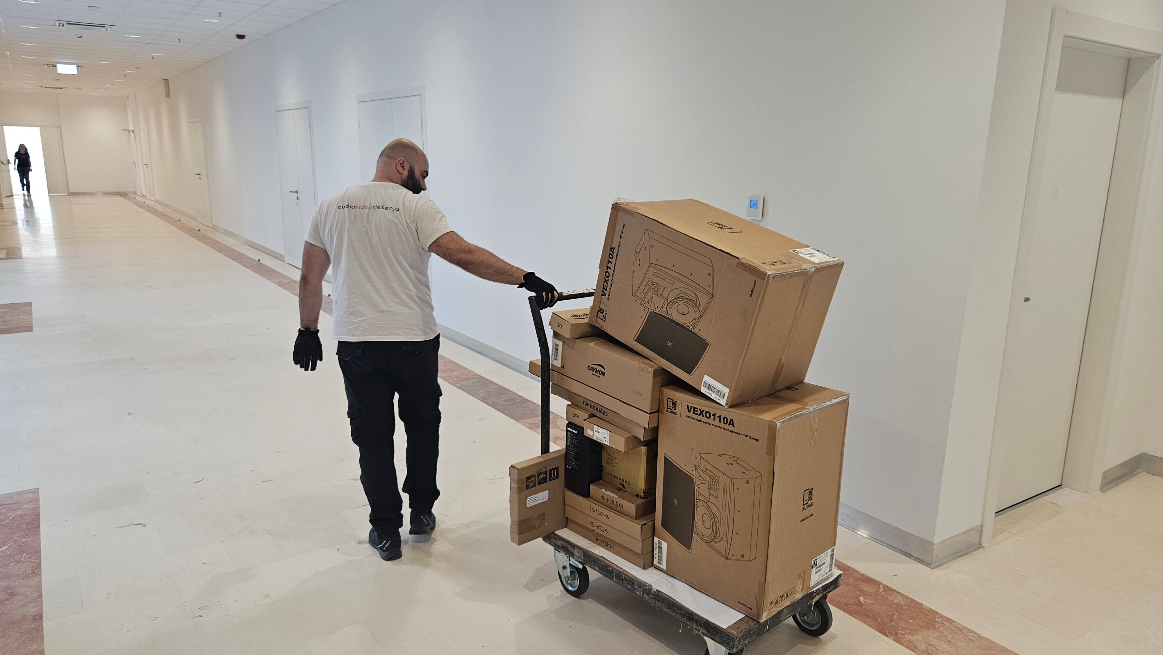 Dostava i transport profesionalne AV opreme u predavaonicu fakulteta