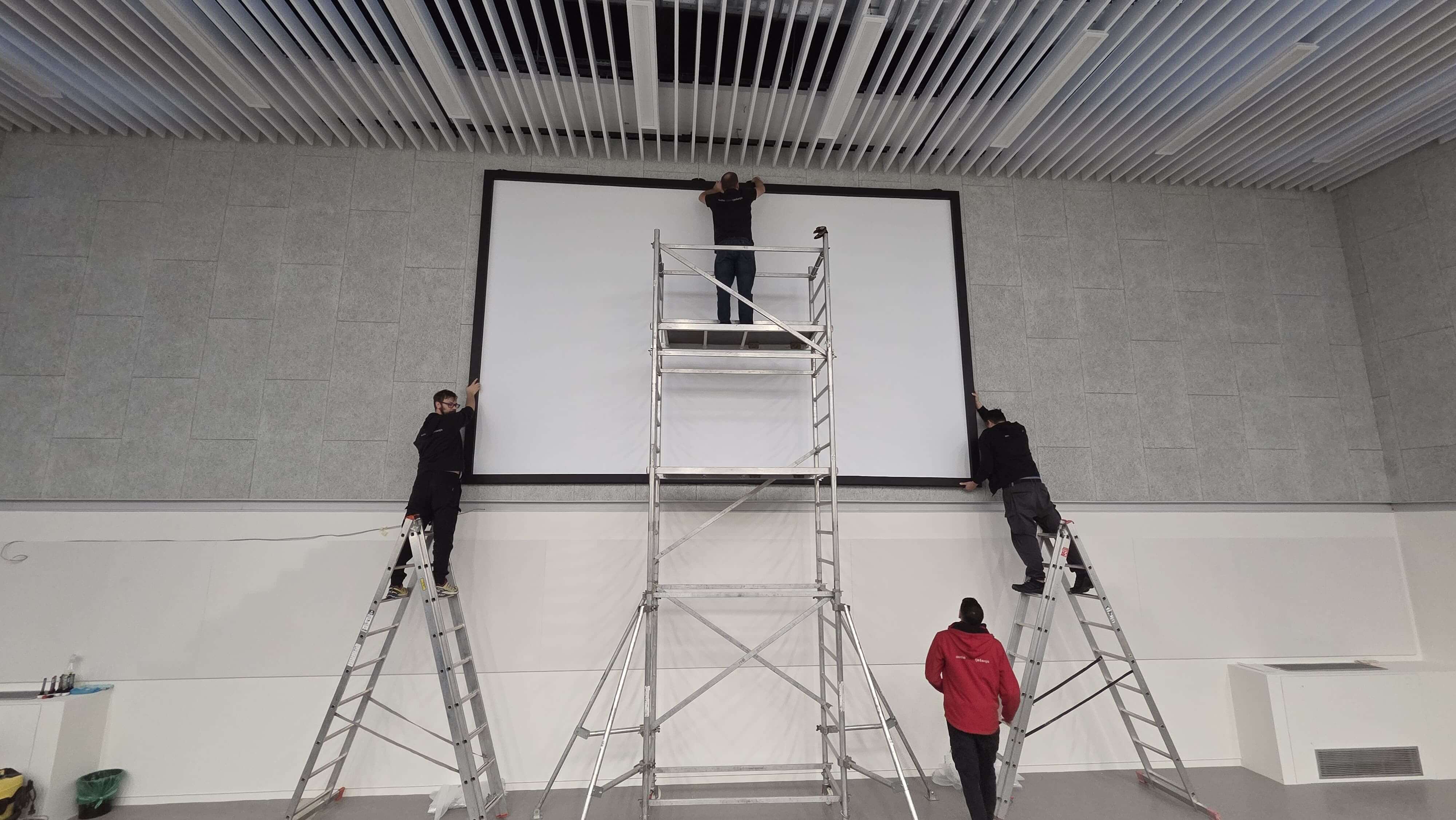 Postavljanje velikog fiksnog platna u predavaonici Fakulteta strojarstva i brodogradnje
