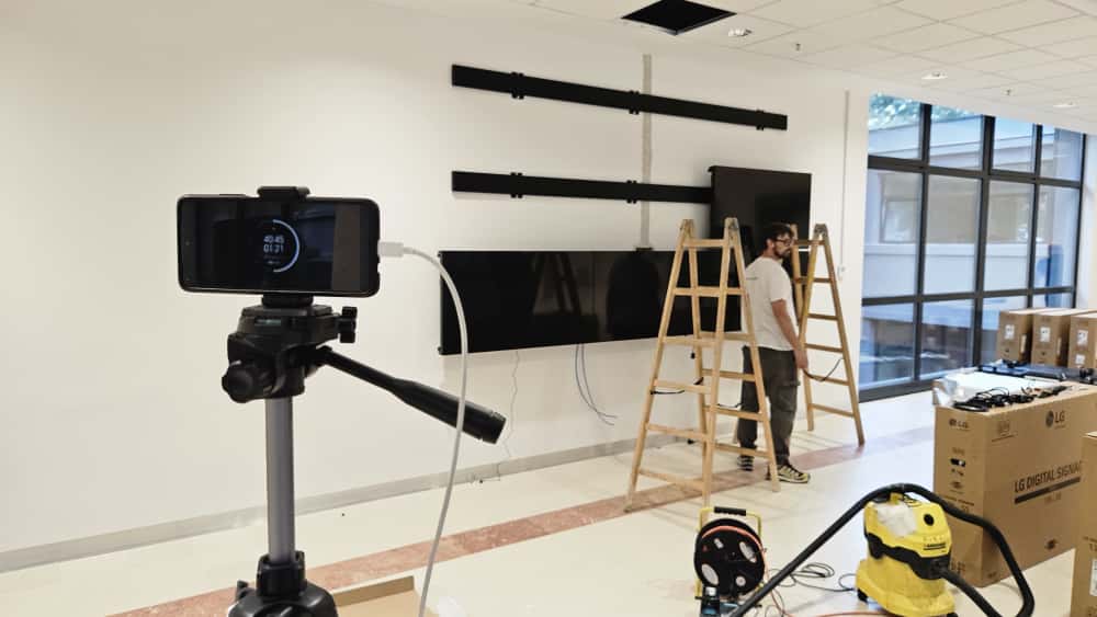 Profesionalna montaa digital signage video zida u fakultetskom hodniku