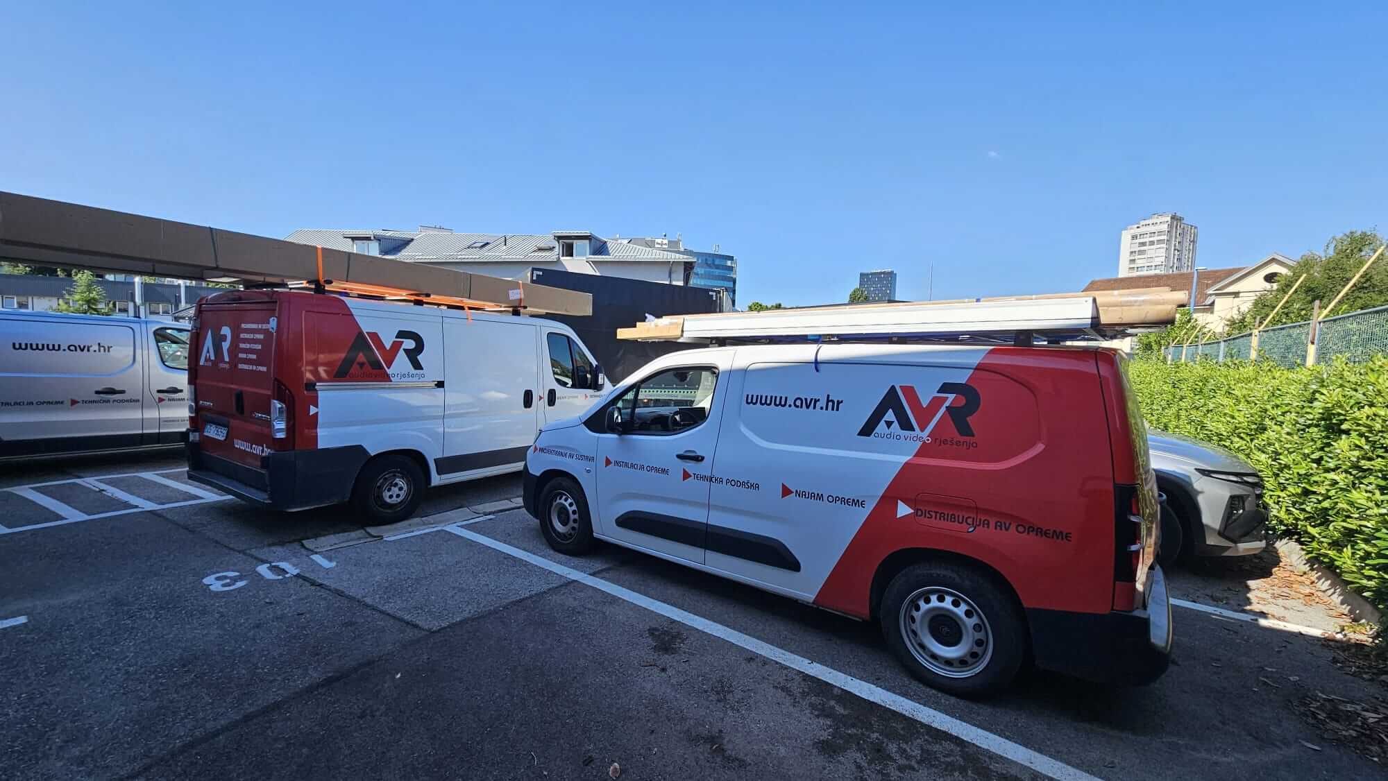 Instalacija AV sustava: transport opreme za predavaonicu fakulteta