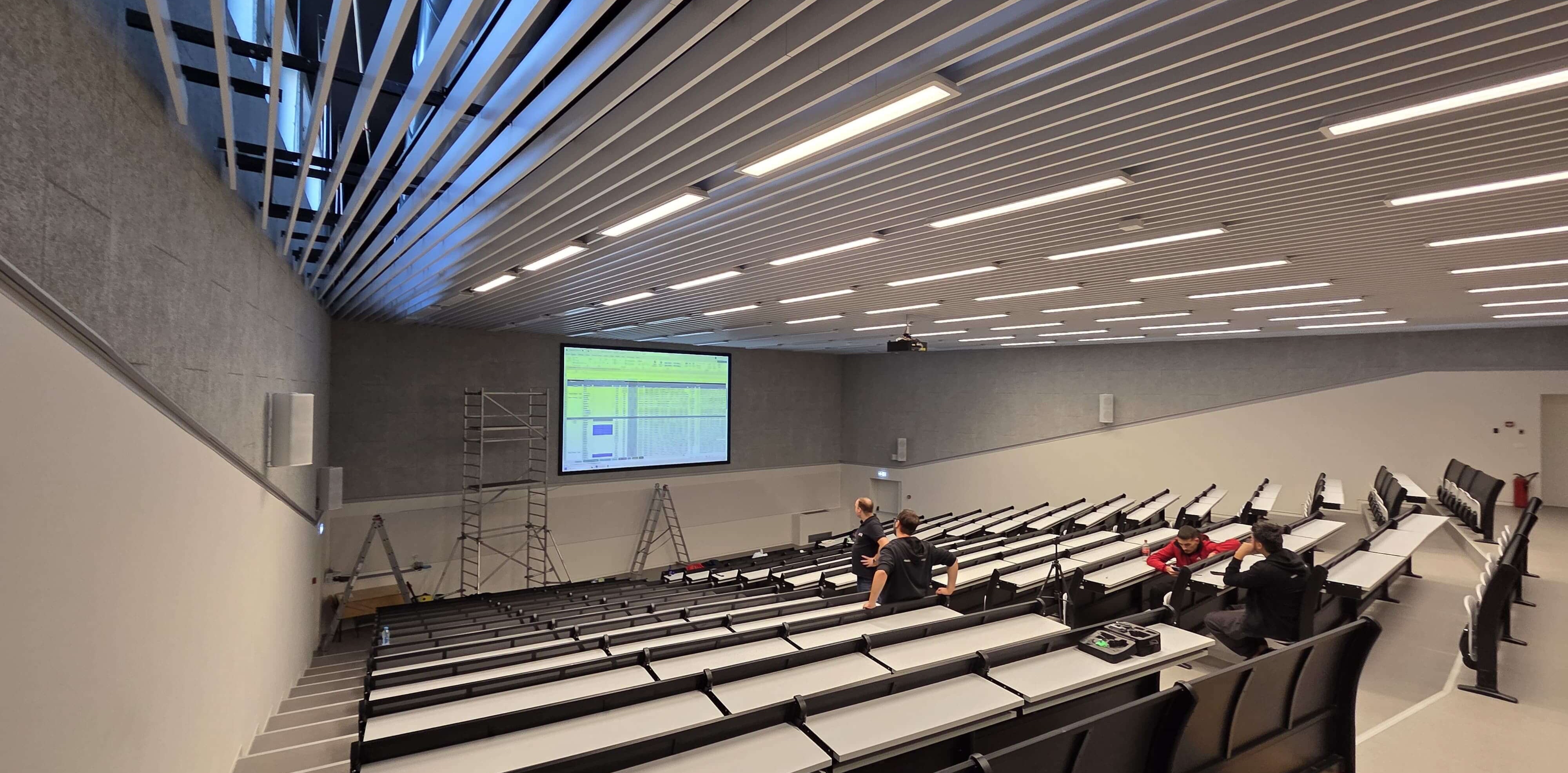 Predavaonica Fakulteta strojarstva i brodogradnje opremljena laserskim projektorom, profesionalnim ozvuenjem i video zidom u hodniku