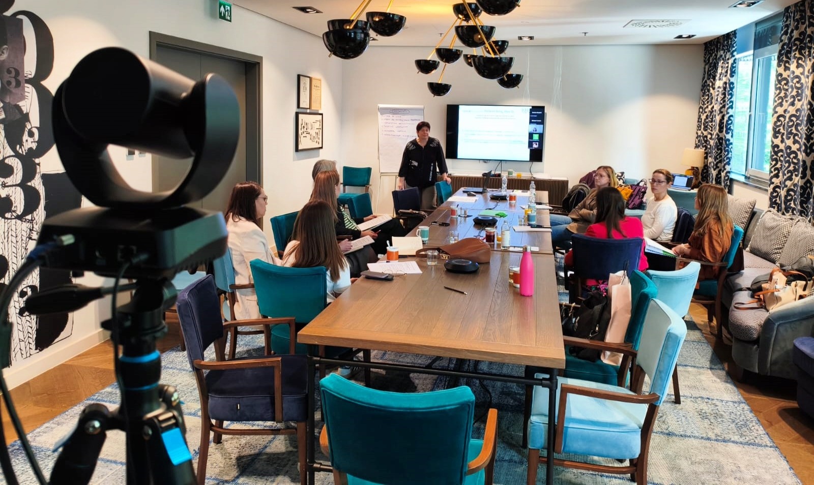 PTZ kamera za livestreaming postavljena na stativ za profesionalni prijenos uivo